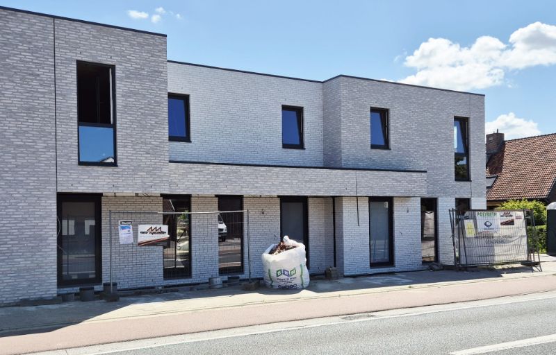 Hooglede: strakke halfopen nieuwbouwwoning met 3 slaapkamers, zuid-gerichte tuin, carport en berging op een perceel van 206 m², centrale ligging. foto {{pictureIndex}}