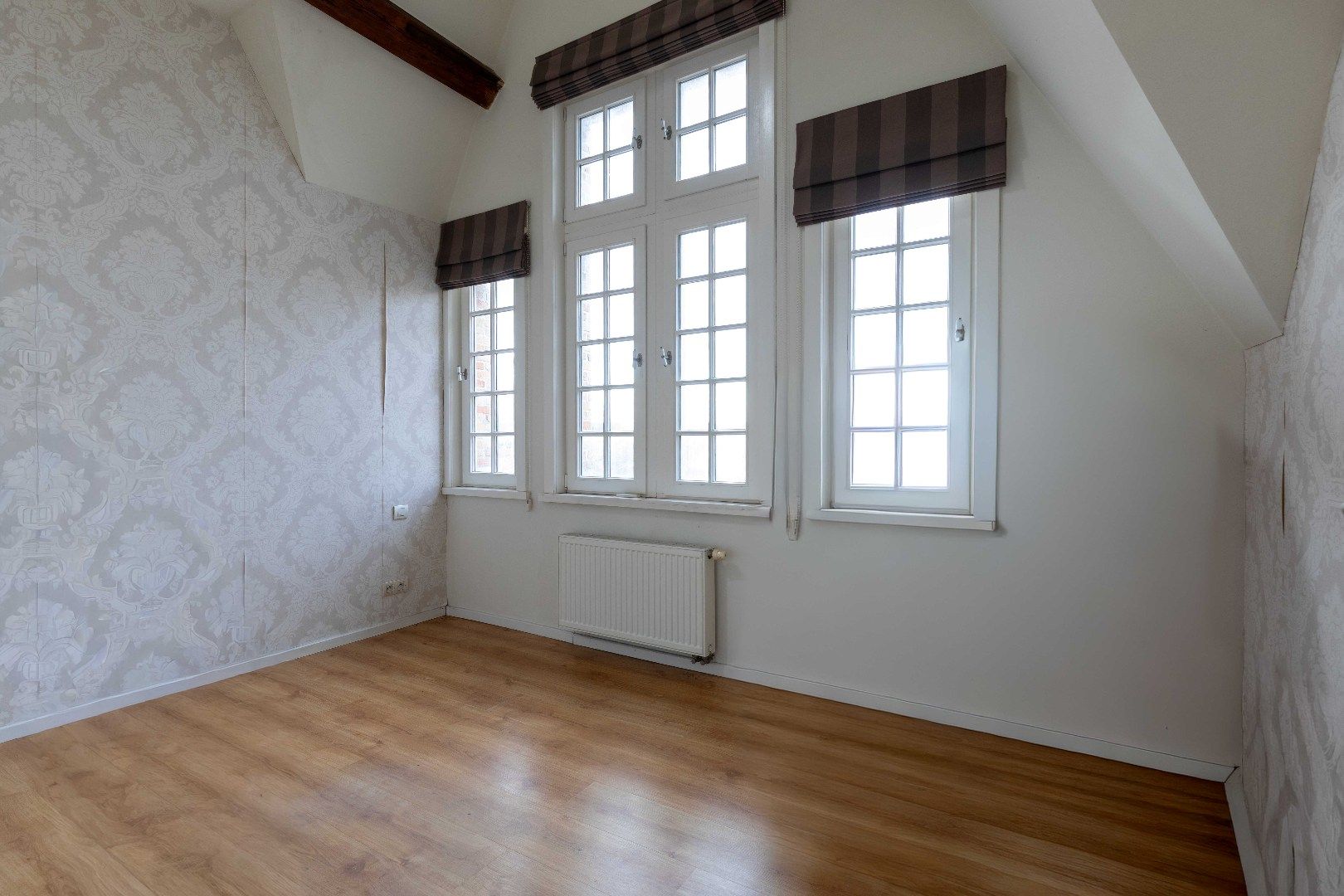 Iconisch neo-gotisch pand met uniek zicht op de Ezelpoort en het Stil Ende foto 18