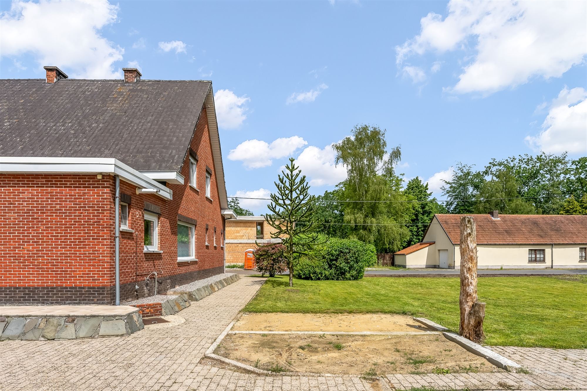 RUIME, PERFECT ONDERHOUDEN WONING MET ZUIDGERICHTE TUIN VLAKBIJ KEIHEUVEL foto 4