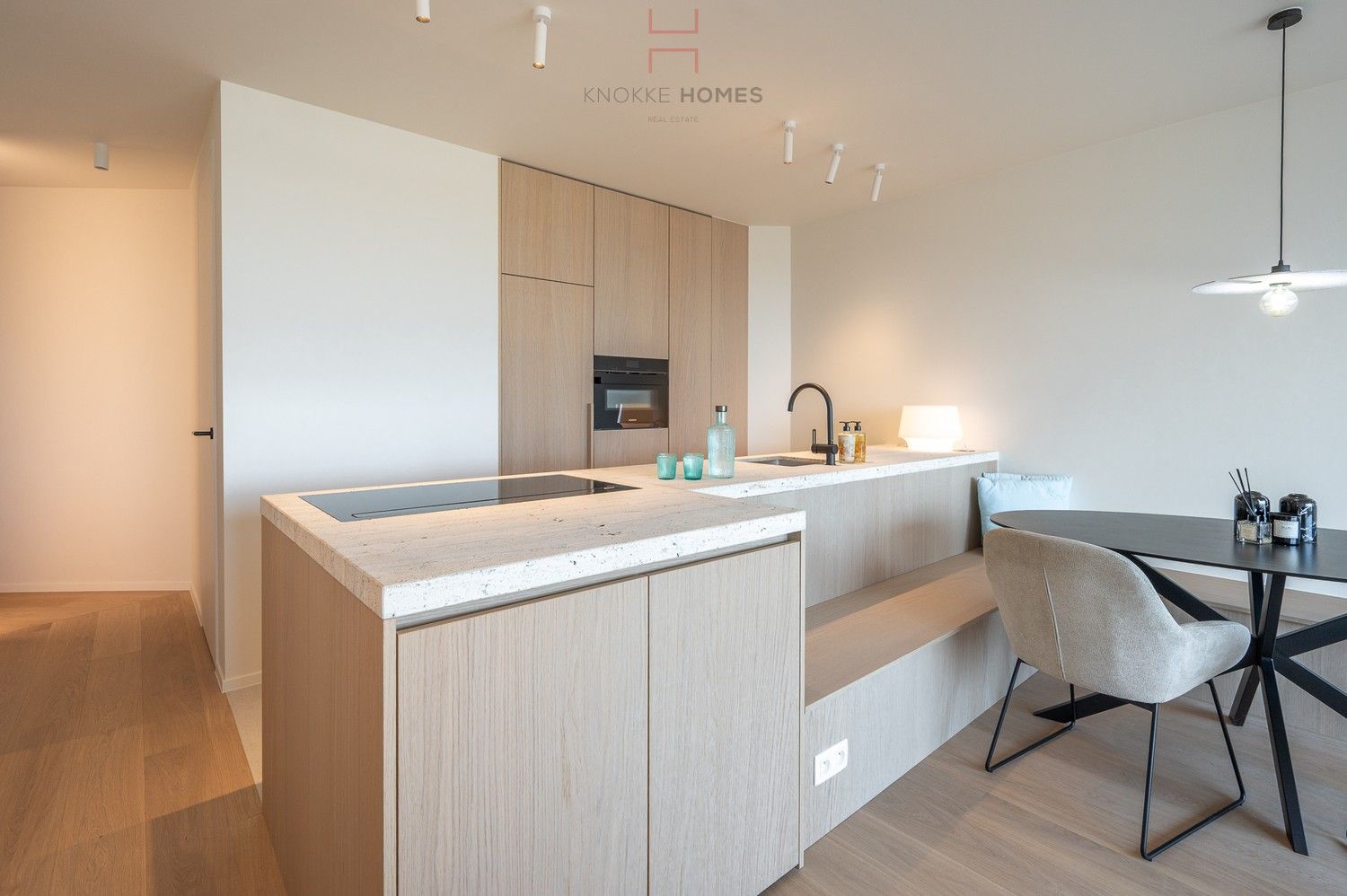Modern gerenoveerd appartement met frontaal zeezicht in Heist-aan-zee foto 7