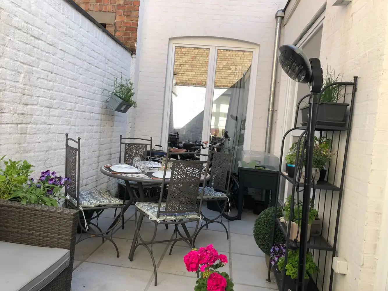 Brugge CENTRUM&nbsp; , vlakbij de LANGE REI&nbsp; INSTAPKLAAR NET degelijk gerenoveerd energiezuinig &nbsp;lichtrijk WOONHUIS met 3 SLAAPKAMERS en koer. foto 5