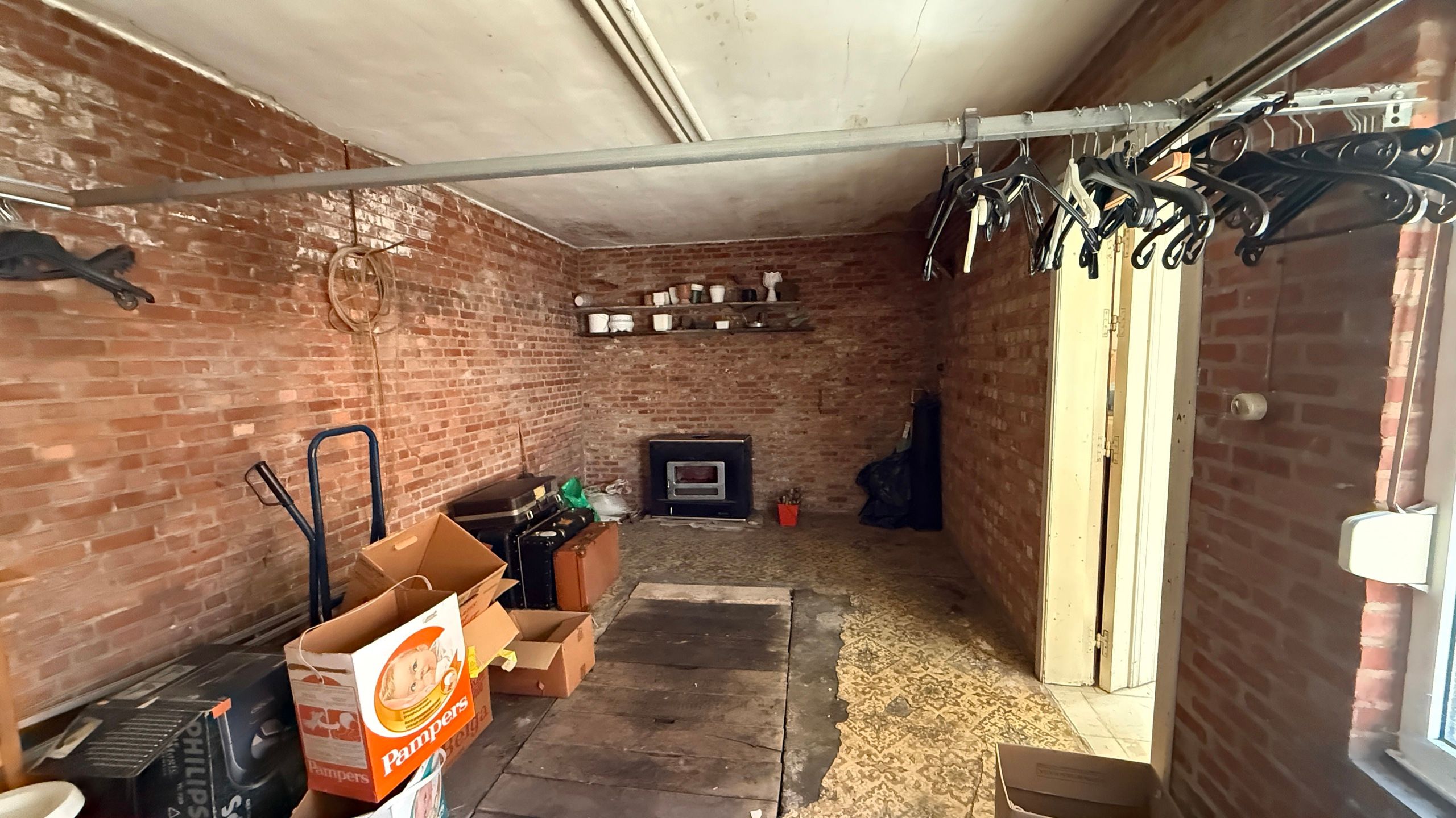 Te renoveren woning met veel potentieel foto 13
