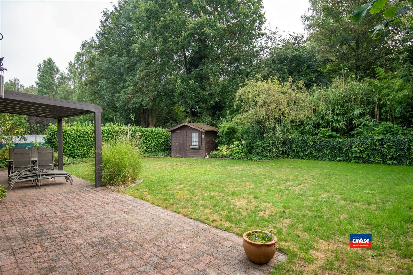 Charmante laagbouwvilla met twee slaapkamers, grote zolder, garage, oprit en mooie tuin op toplocatie ! foto 6