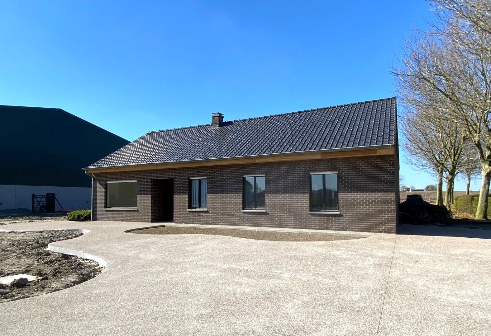 LANDELIJK GELEGEN ALLEENSTAANDE WONING MET 3 SLPKS | GROTE TUIN foto {{pictureIndex}}