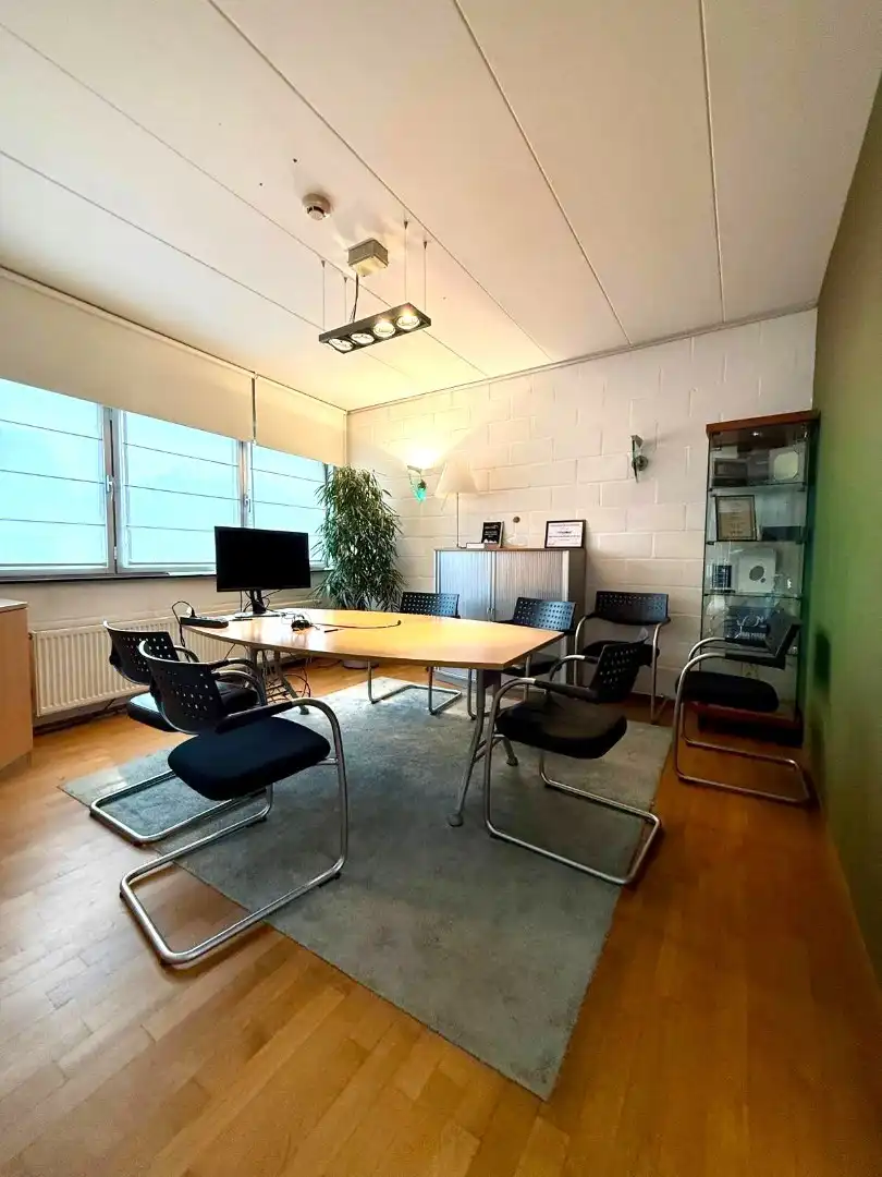 Handelsgelijkvloers met depot en weldra 2 lofts of 4 appartementen. foto 24