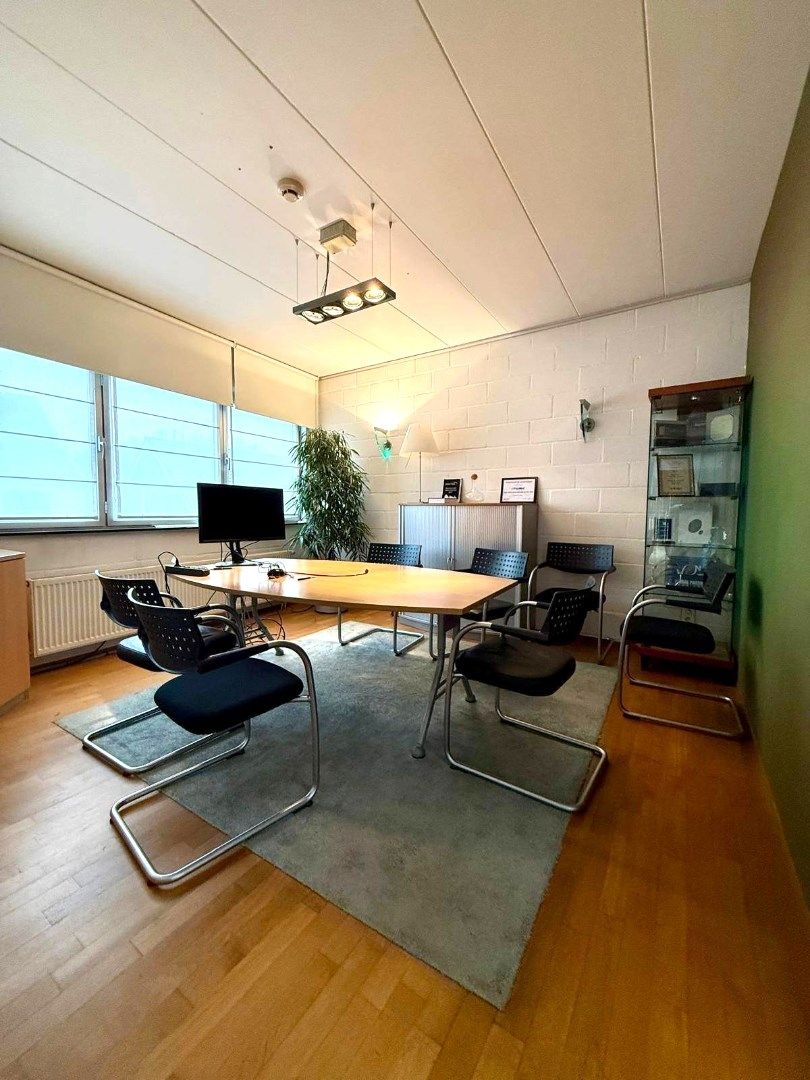 Handelsgelijkvloers met depot en weldra 2 lofts of 4 appartementen. foto 24