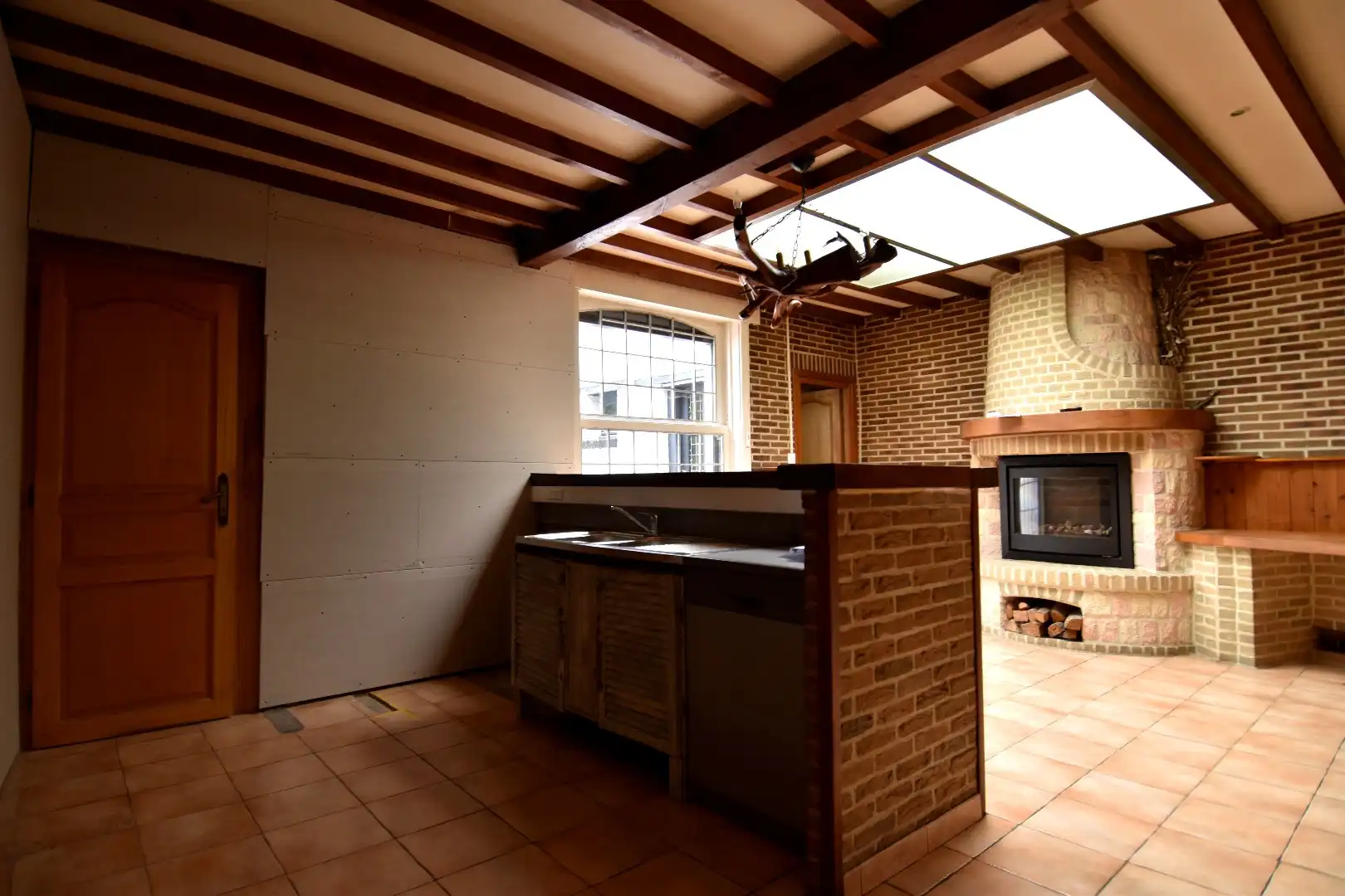 Te renoveren woning met 3 slaapkamers mét uitweg, ruime zolder en zonnig terras te koop in hartje Rekkem foto 4