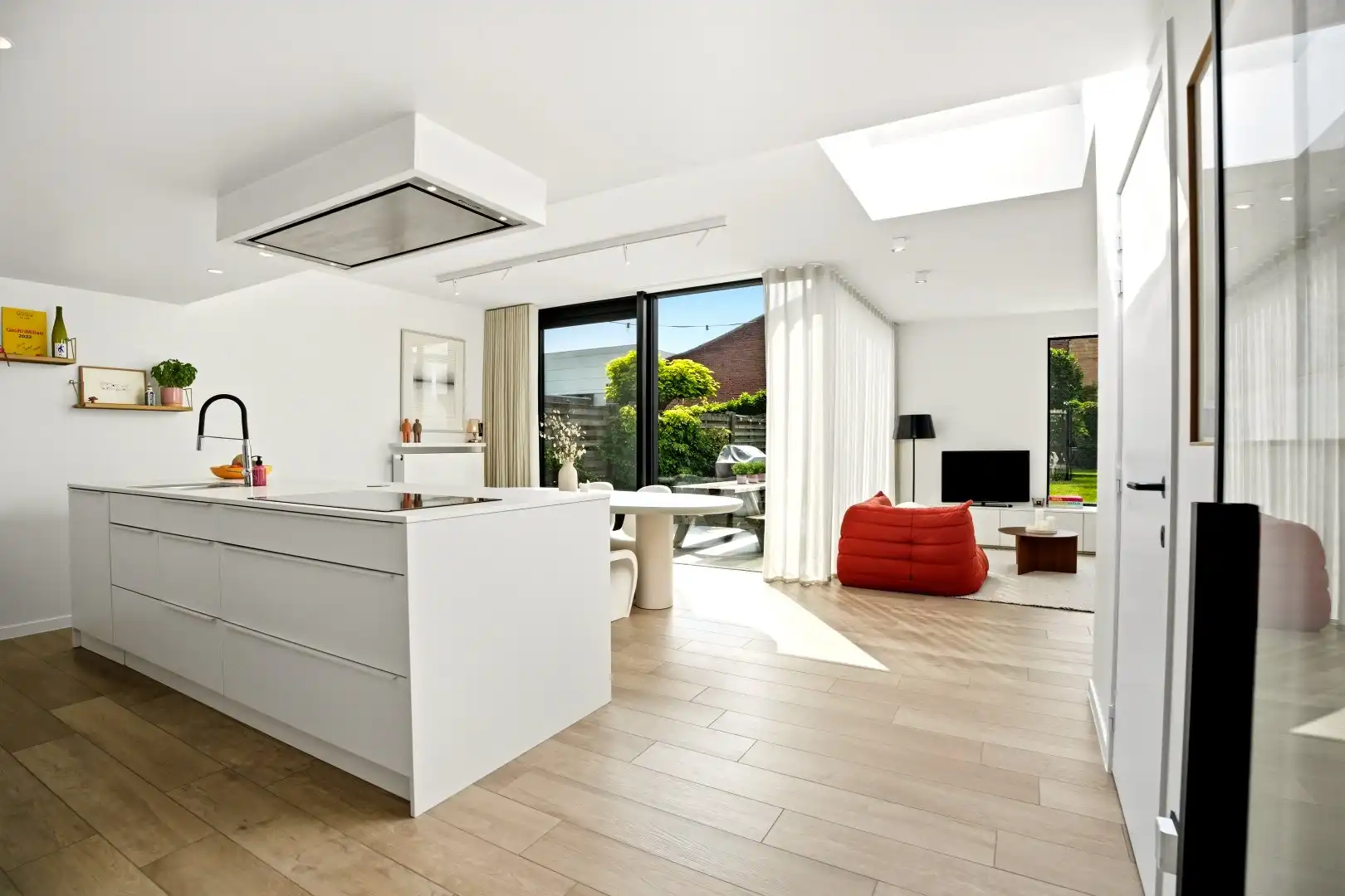 Uitzonderlijk knap gerenoveerde woning in Bavikhove met zonnige tuin, gelijkvloerse kamer en 3 slaapkamers foto 2