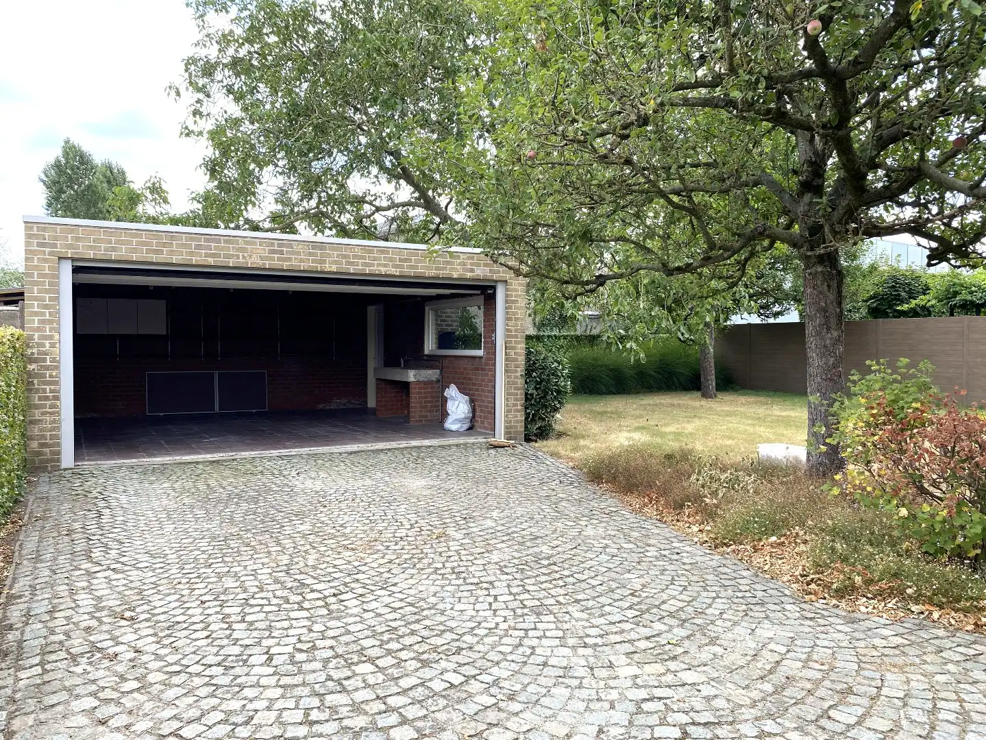 INSTAPKLARE ALLEENSTAANDE VILLA MET DUBBELE GARAGE EN TUIN foto 26