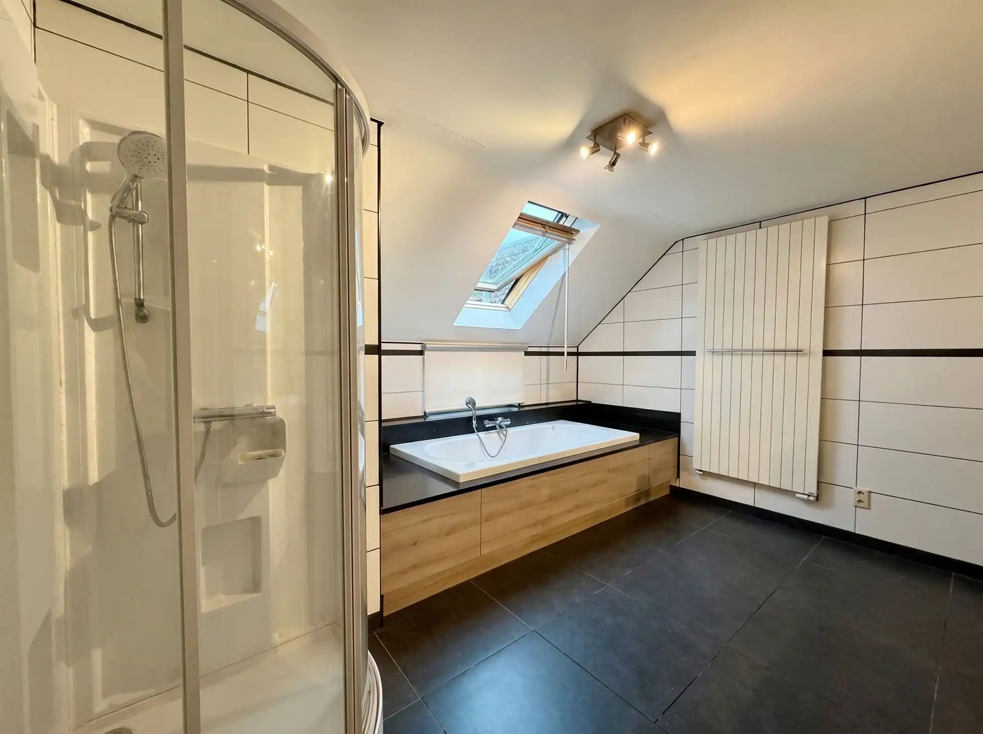 Ruim wonen op een toplocatie in Lanklaar met alle comfort, 2 terrassen en garagebox inbegrepen. foto 19