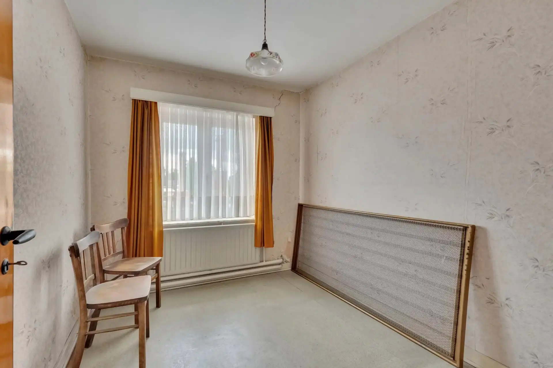 Ruime, centraal gelegen woning met renovatiepotentieel foto 18