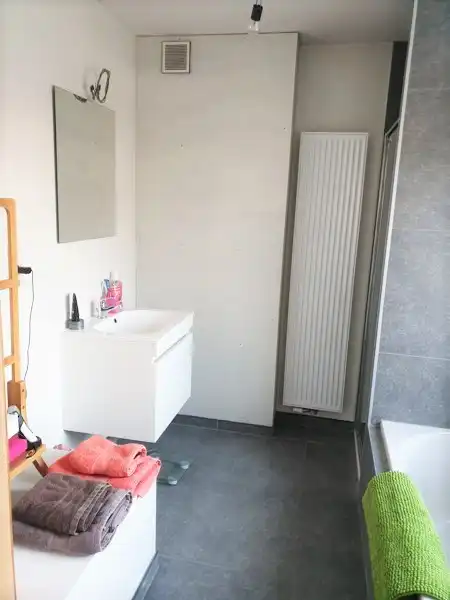 Moderne gezinswoning TE HUUR met carport en 3 slaapkamers,  tuin met terras op boogscheut van centrum Avelgem. foto 8