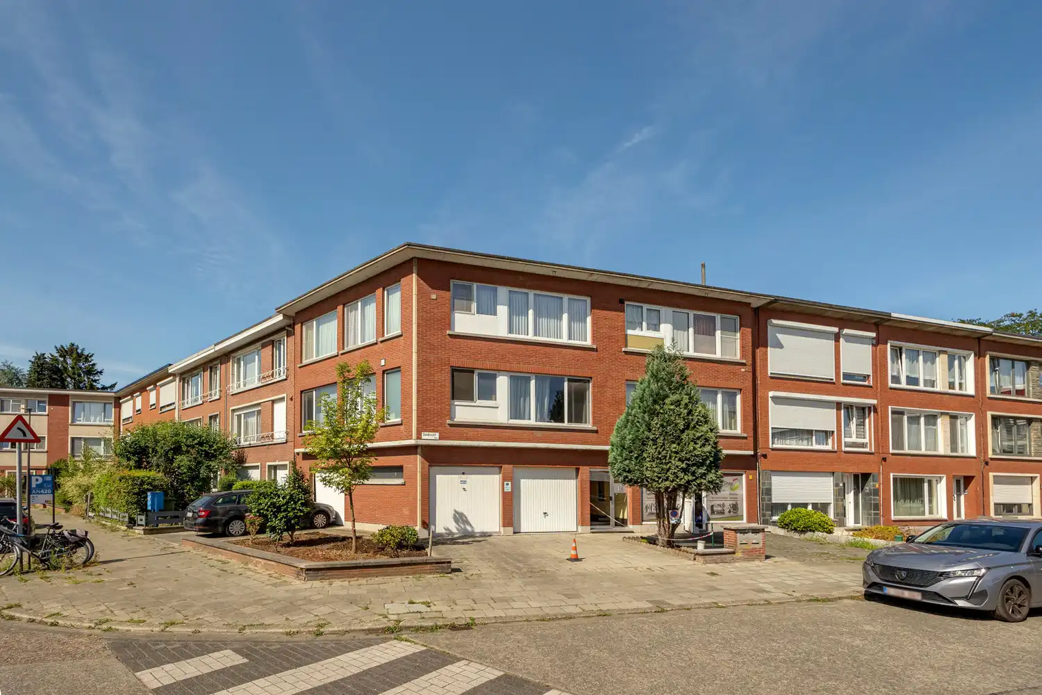 Matched: voor meer info kevin@wellimmo.net! Energiezuinig (EPC B) en instapklaar 2 slk-appartement in een kleinschalig hoekgebouw te Deurne-Zuid, met privatieve garagebox + de staanplaats ervoor foto 2