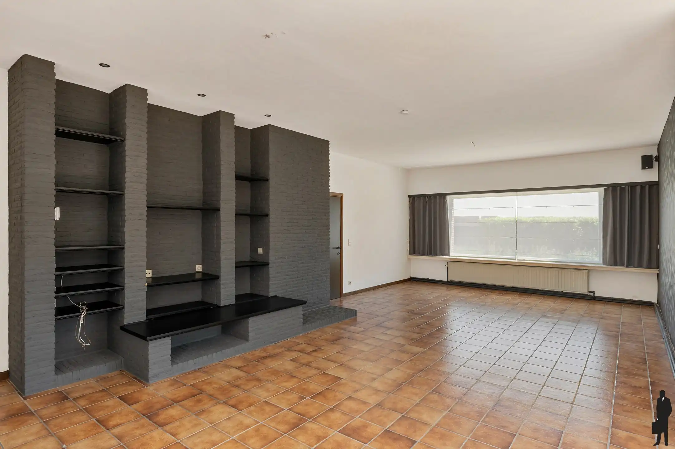 Rustig gelegen ruime gezinswoning met maar liefst 7 slaapkamers, meerdere garages en tal van praktische troeven. foto 6