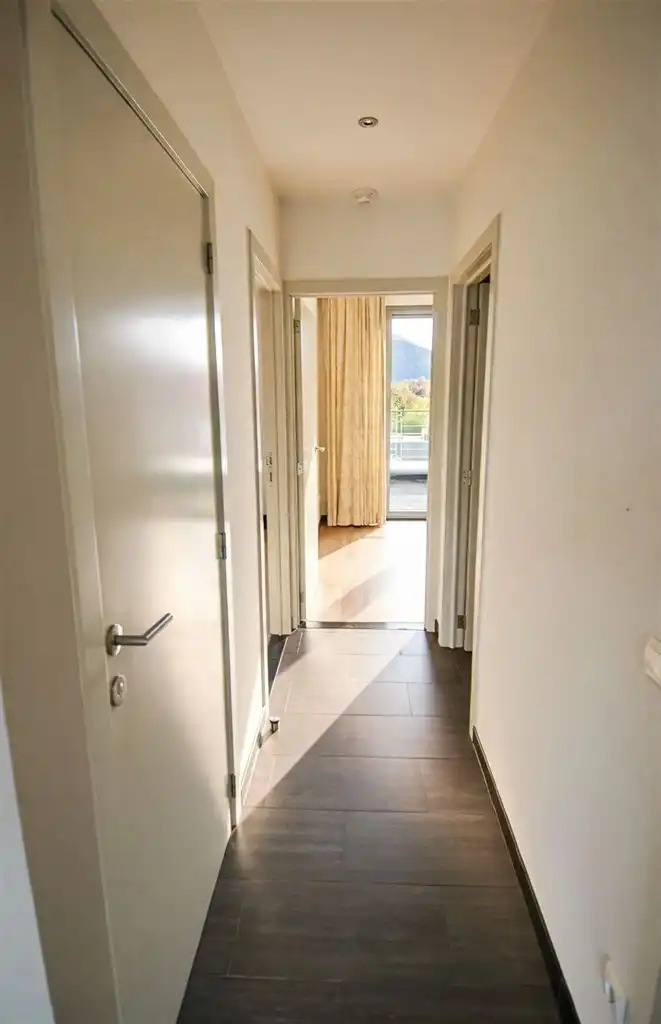 Prachtig appartement met 2 slaapkamers, terras en garagebox gelegen in Residentie Kloosterbempden, midden in het centrum van Maaseik. foto 6