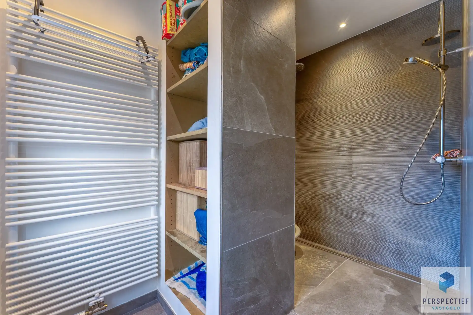 Vernieuwde woning met 4 slpk - garage & tuin in het dorpscentrum van Ramskapelle foto 7