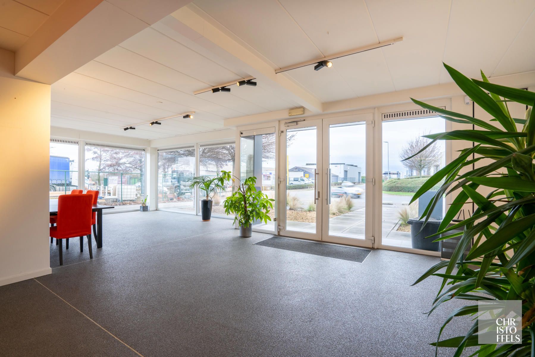 Bedrijfsgebouw (562m²) met kantoren (225m²) en loft (203m²) op een perceel van 2.151m²!  foto 5