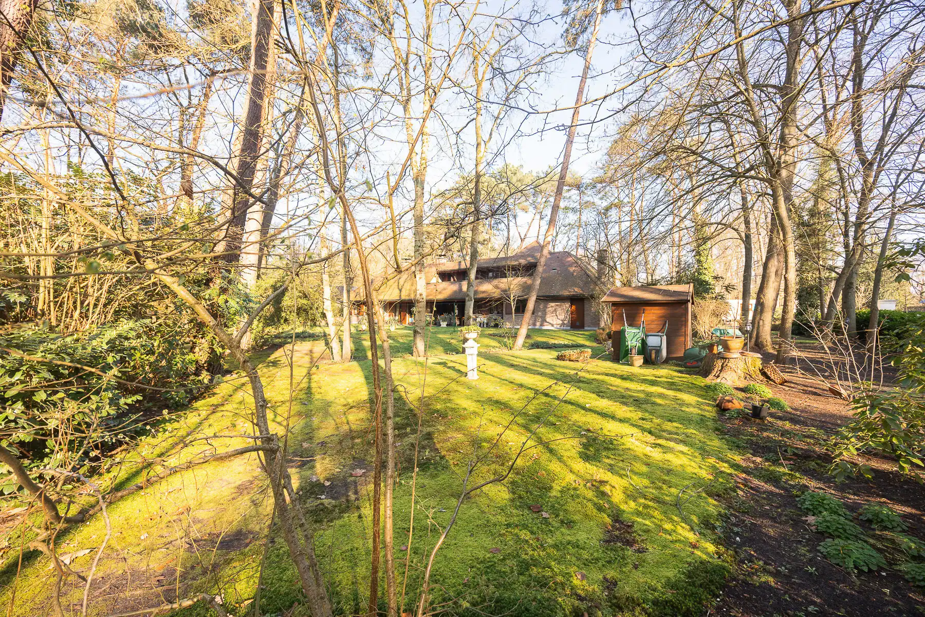 Zéér ruime villa op 3.014m² omgeven door groen foto 7
