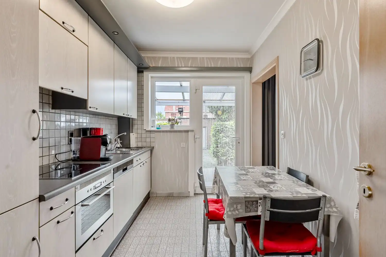 Zeer goed onderhouden en instapklare woning met drie slaapkamers, gezellige stadstuin en achter gelegen garage te Wijgmaal ! foto 5