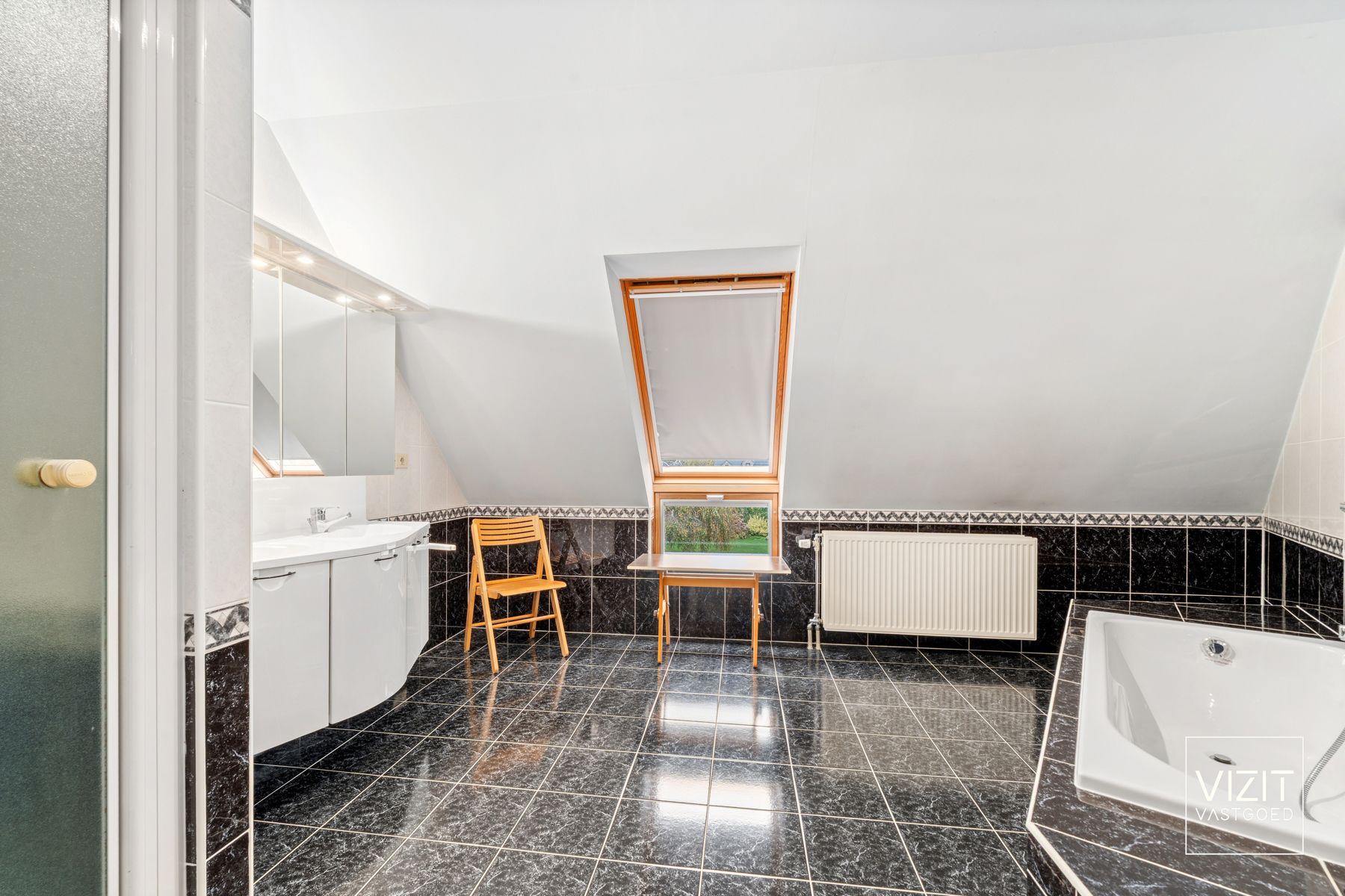 Ruime villa met mooie aangelegde tuin op toplocatie foto 12