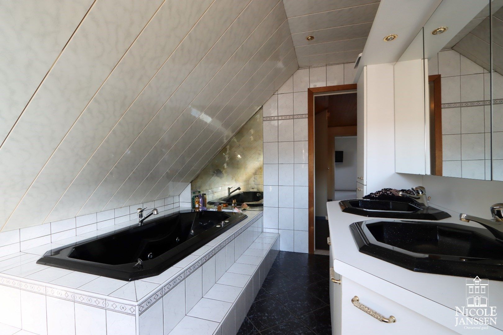 Instapklare gezinswoning met drie slaapkamers, twee badkamers, grote kelder en vrijstaande garage foto 18
