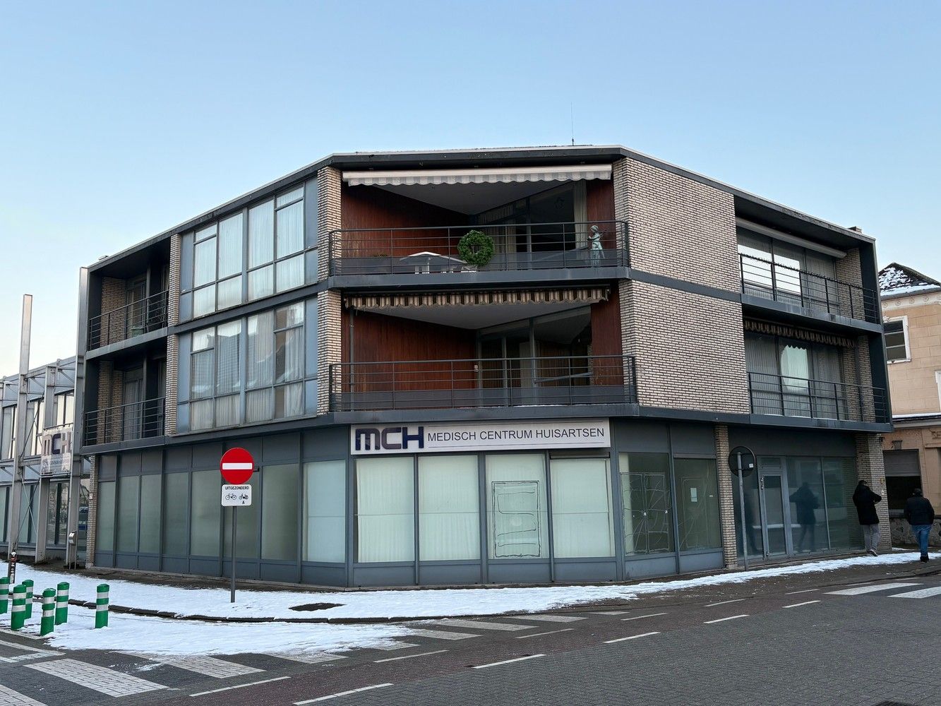 2 ruime goed gelegen te renoveren appartementen foto 2