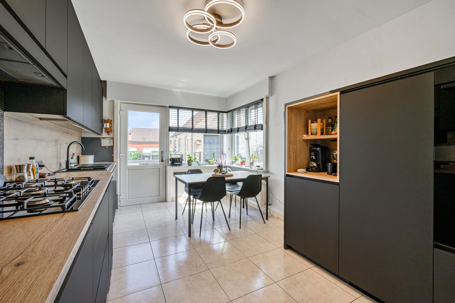 Instapklare luxewoning met 4 slkms en tuin. foto 2