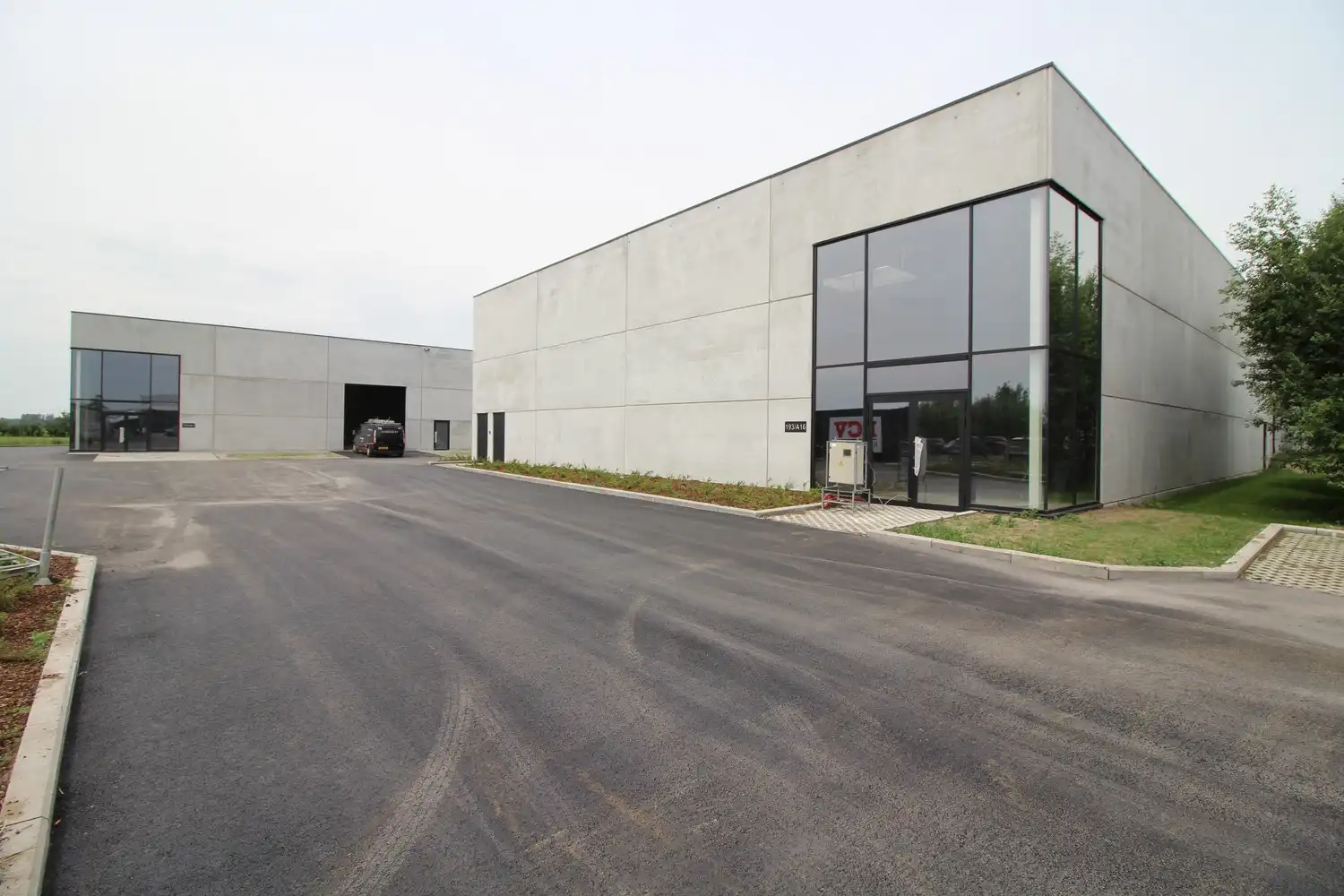 te huur Maldegem – uitstekend gelegen bedrijfsunit van 187m² voor opslagruimte of atelier. foto 9
