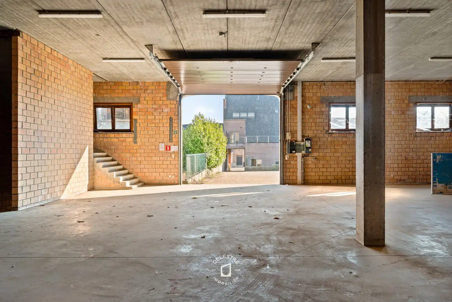 Veelzijdig investeringspand met 3 APP., MAGAZIJN, STAANPLAATSEN EN HANDELSPAND foto 4