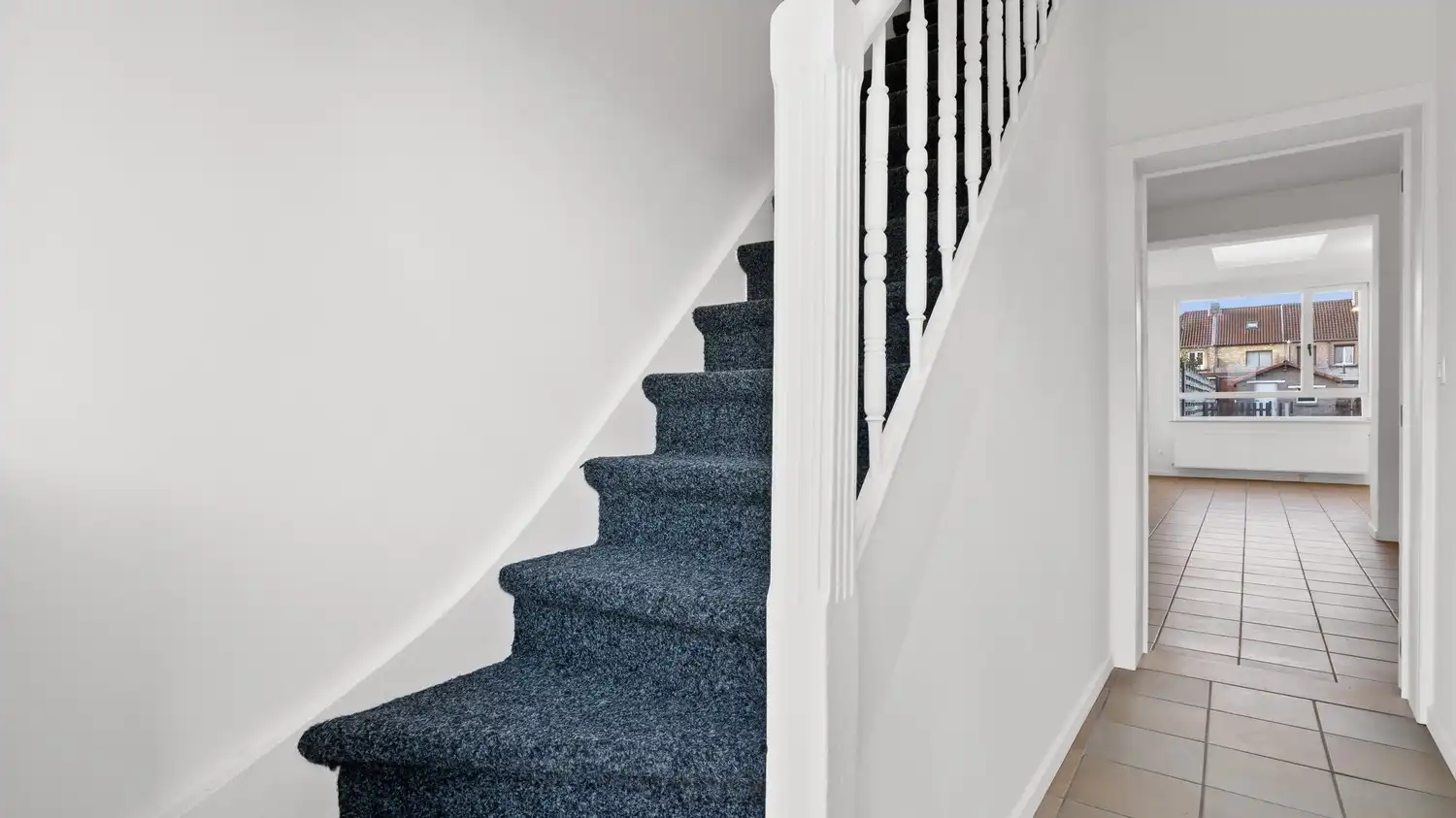 Volledig gerenoveerde woning met 3 slaapkamers en tuin. foto 3