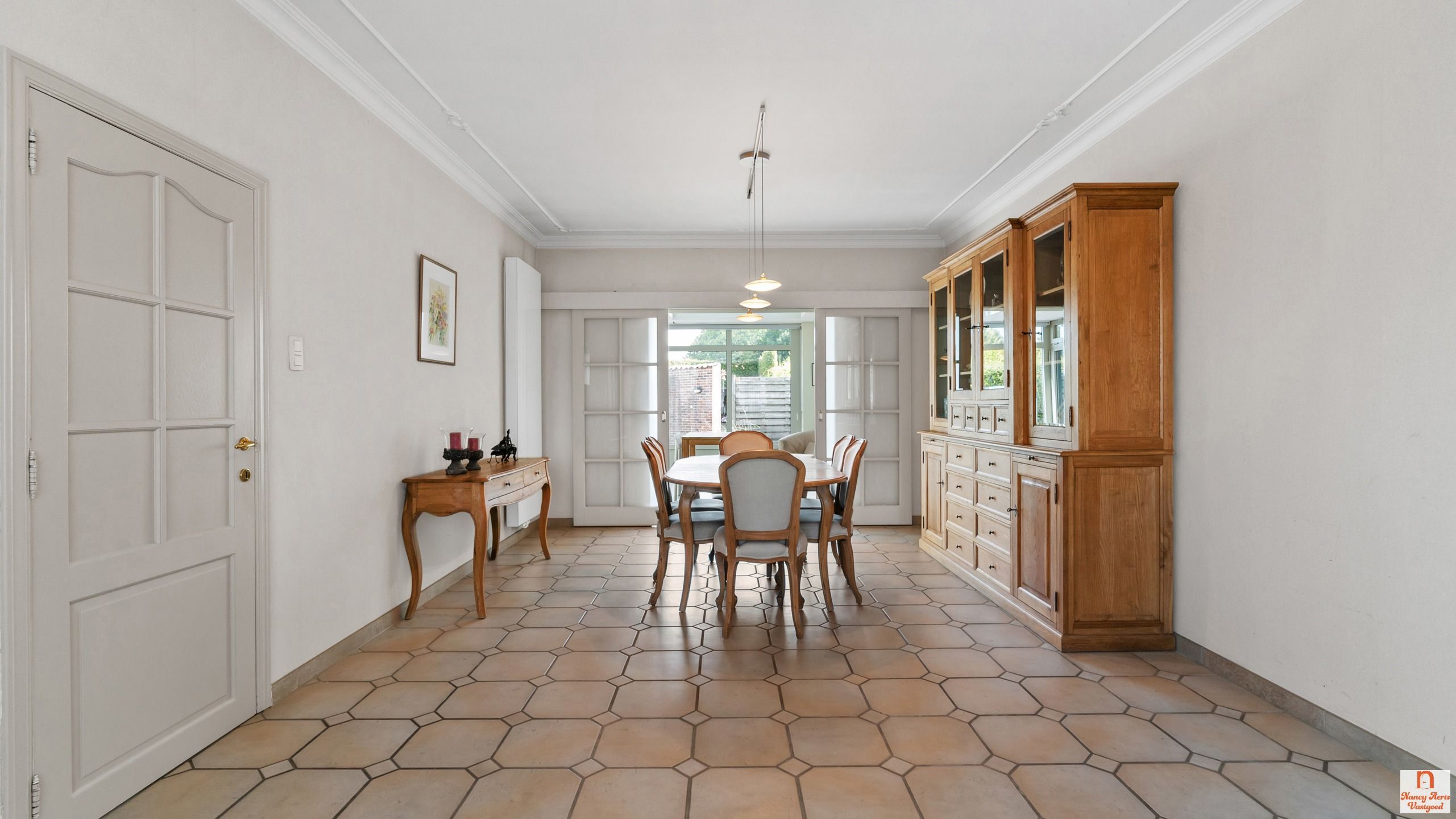 Instapklare woning met uitzonderlijk grote tuin met vijver foto 5