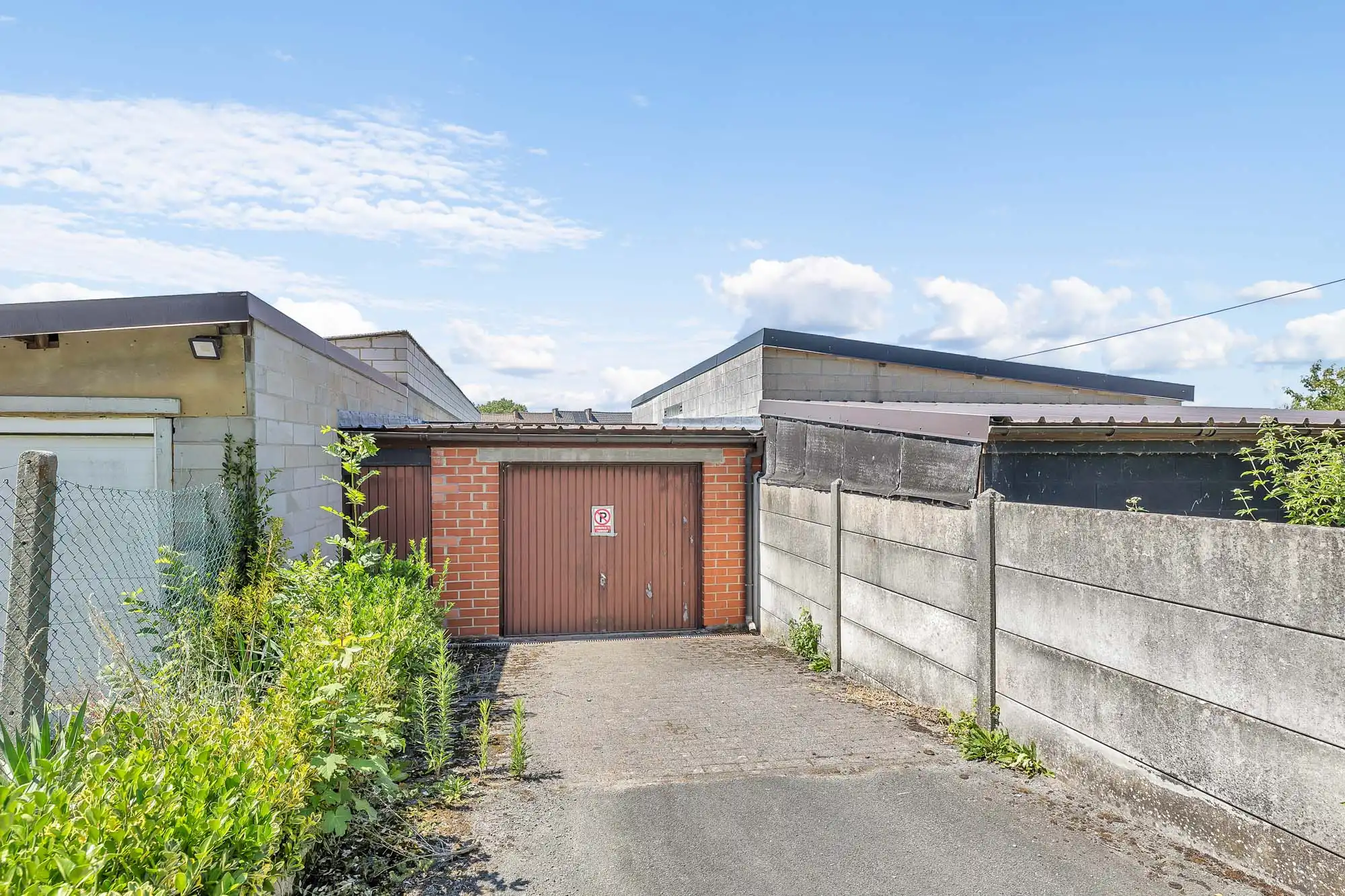 Te renoveren woning met garage en tuin foto 18