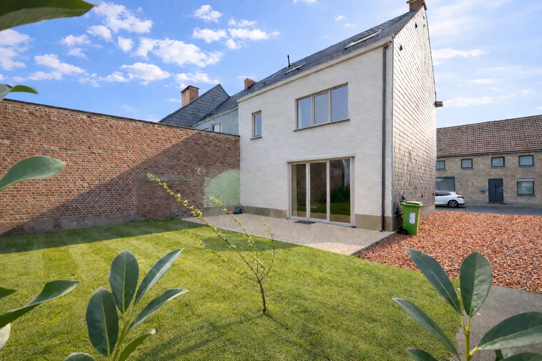 Ruime halfopen bebouwing met 3 slaapkamers en 2 badkamers foto {{pictureIndex}}