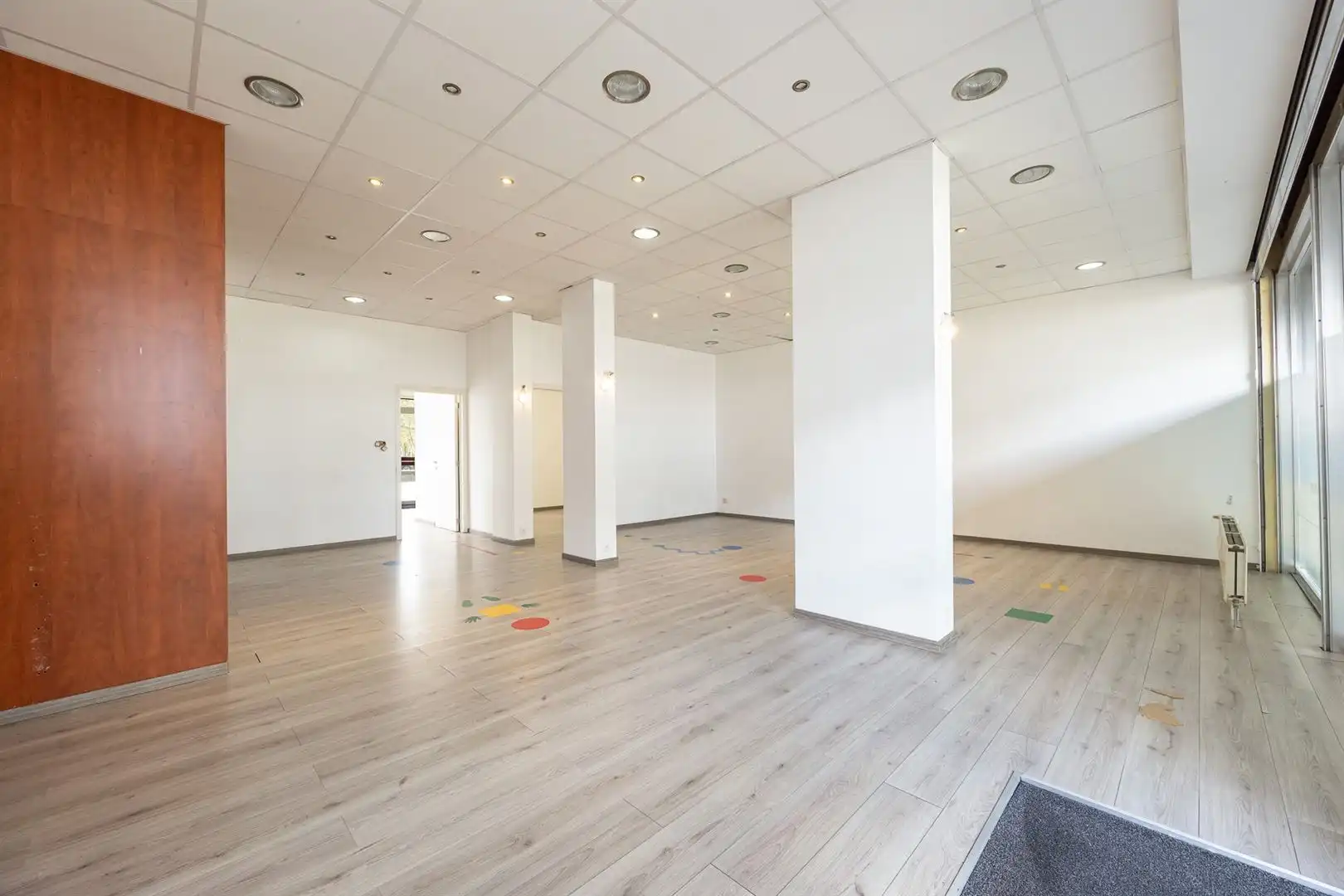 Veelzijdige commerciële ruimte met privé parkeerplaatsen  foto 9