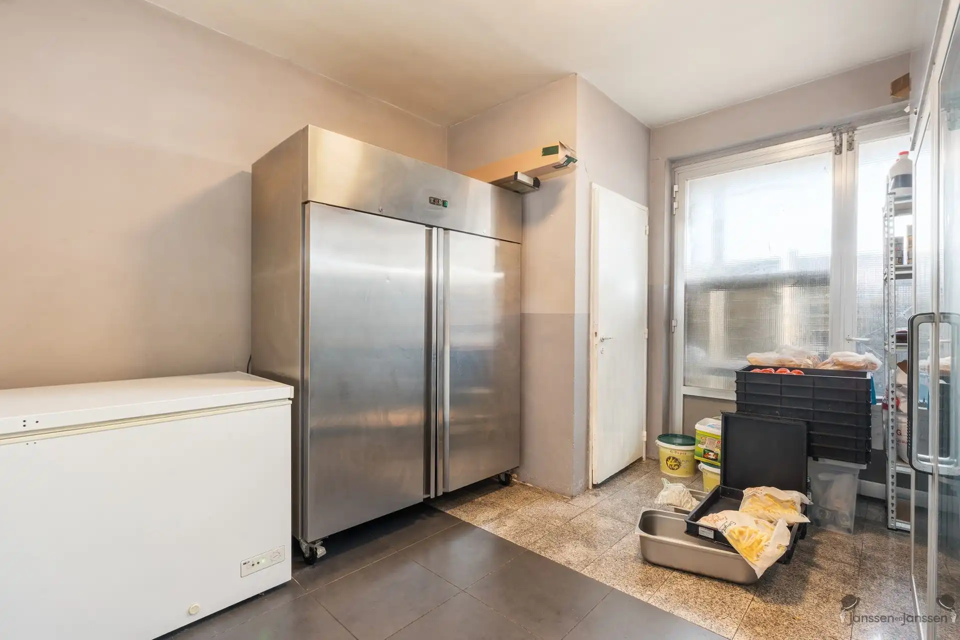 Opbrengsteigendom met 2 verhuurde appartementen en handelsgelijkvloers in het centrum van Brecht foto 4