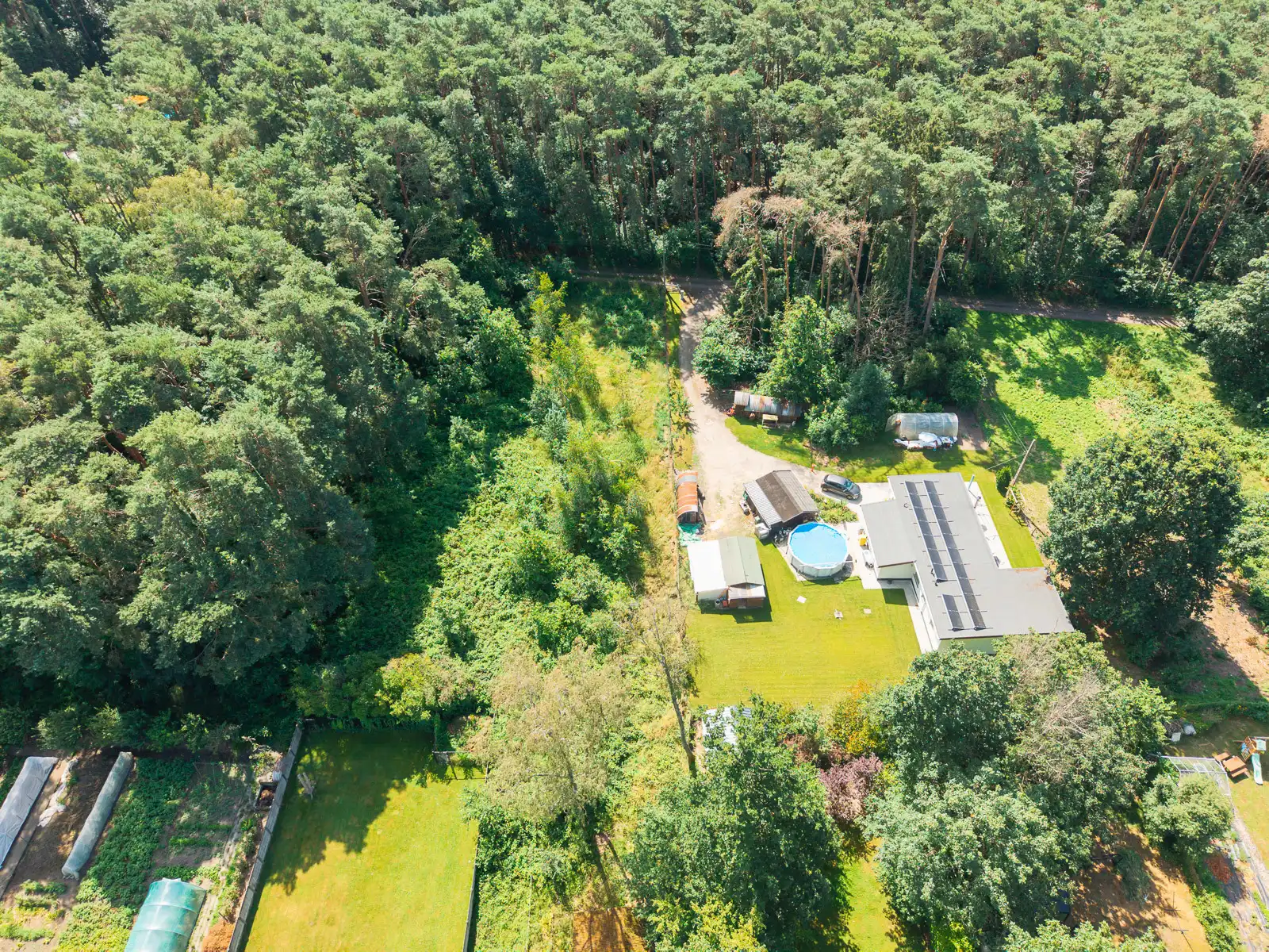 Bungalow op toplocatie met grote loods foto 20
