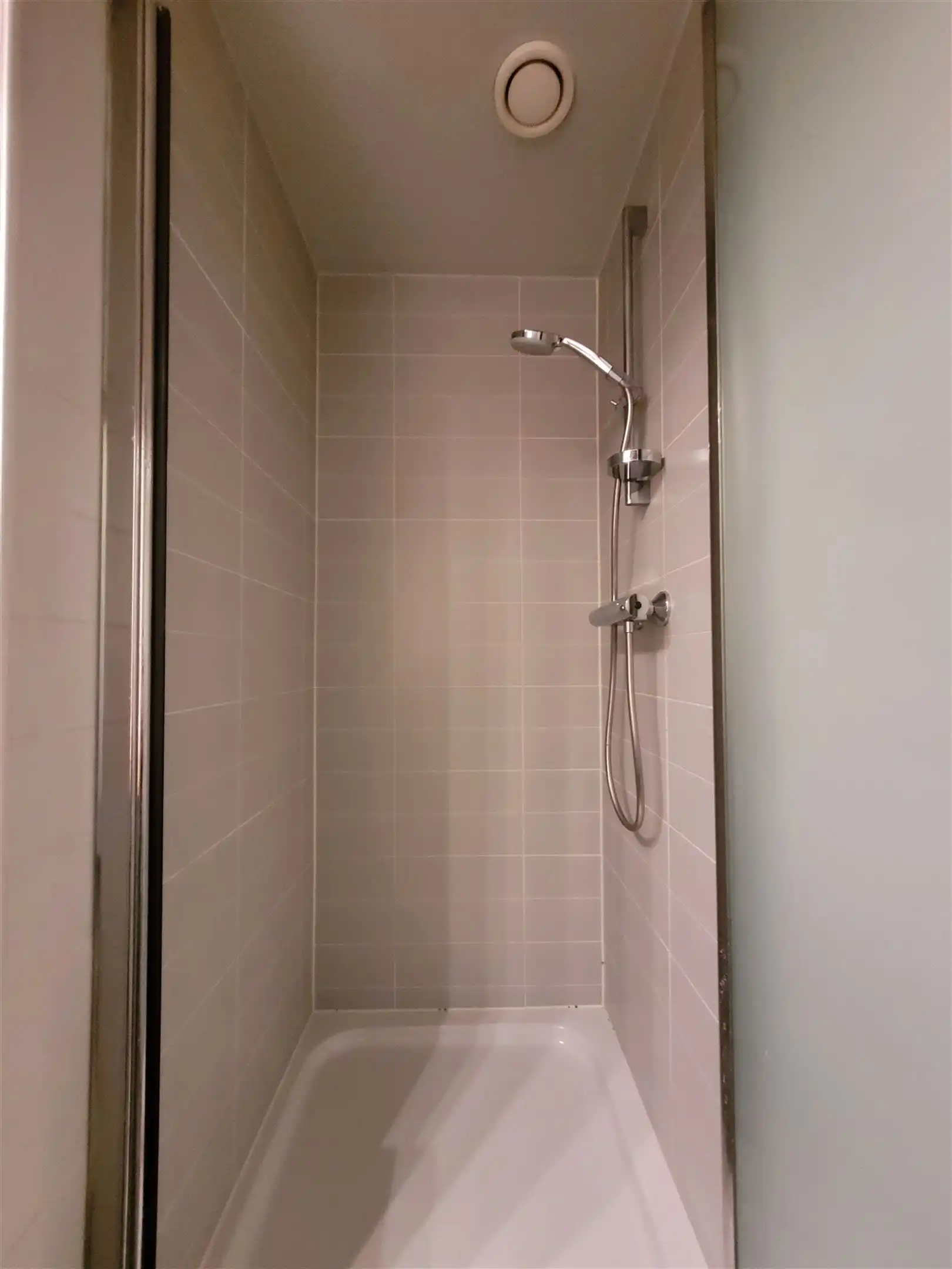 Ongemeubeld appartement met 1 slaapkamer en slaaphoek foto 15