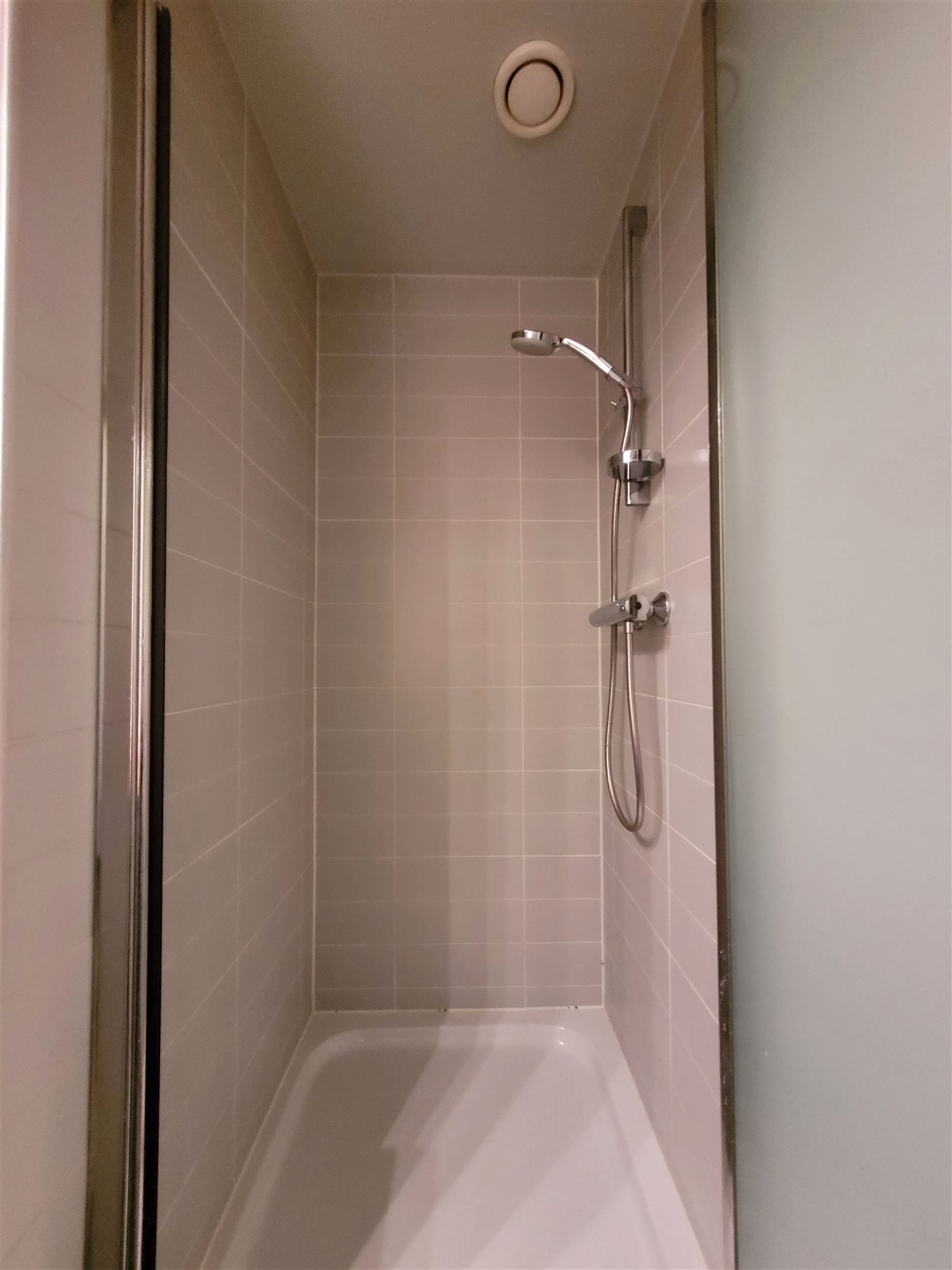 Ongemeubeld appartement met 1 slaapkamer en slaaphoek foto 15