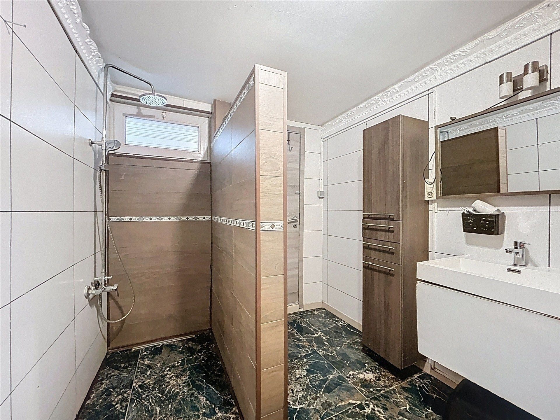 gezinswoning met 6 slaapkamers, 2 badkamers op toplocatie foto 16