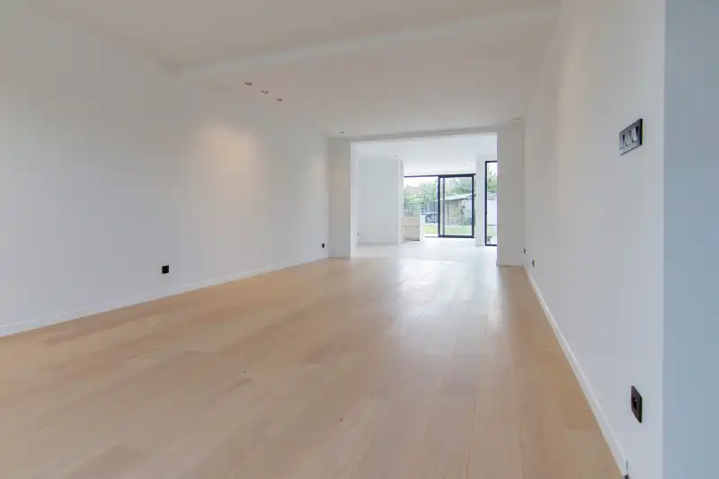 Zeer ruime, totaal gerenoveerde halfopen bebouwing in een rustige, doodlopende straat op centrale locatie! foto 6