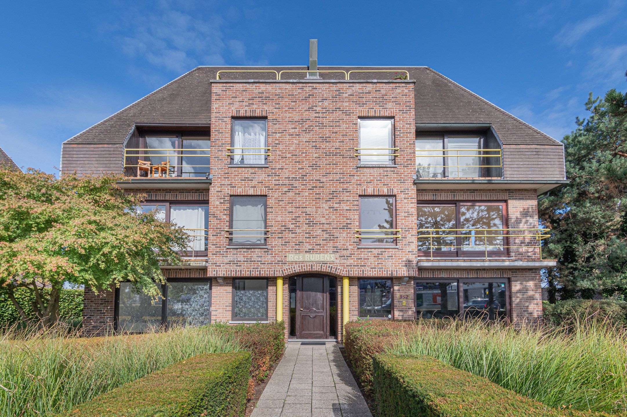 Ruim 3-slaapkamerappartement met garage foto 18