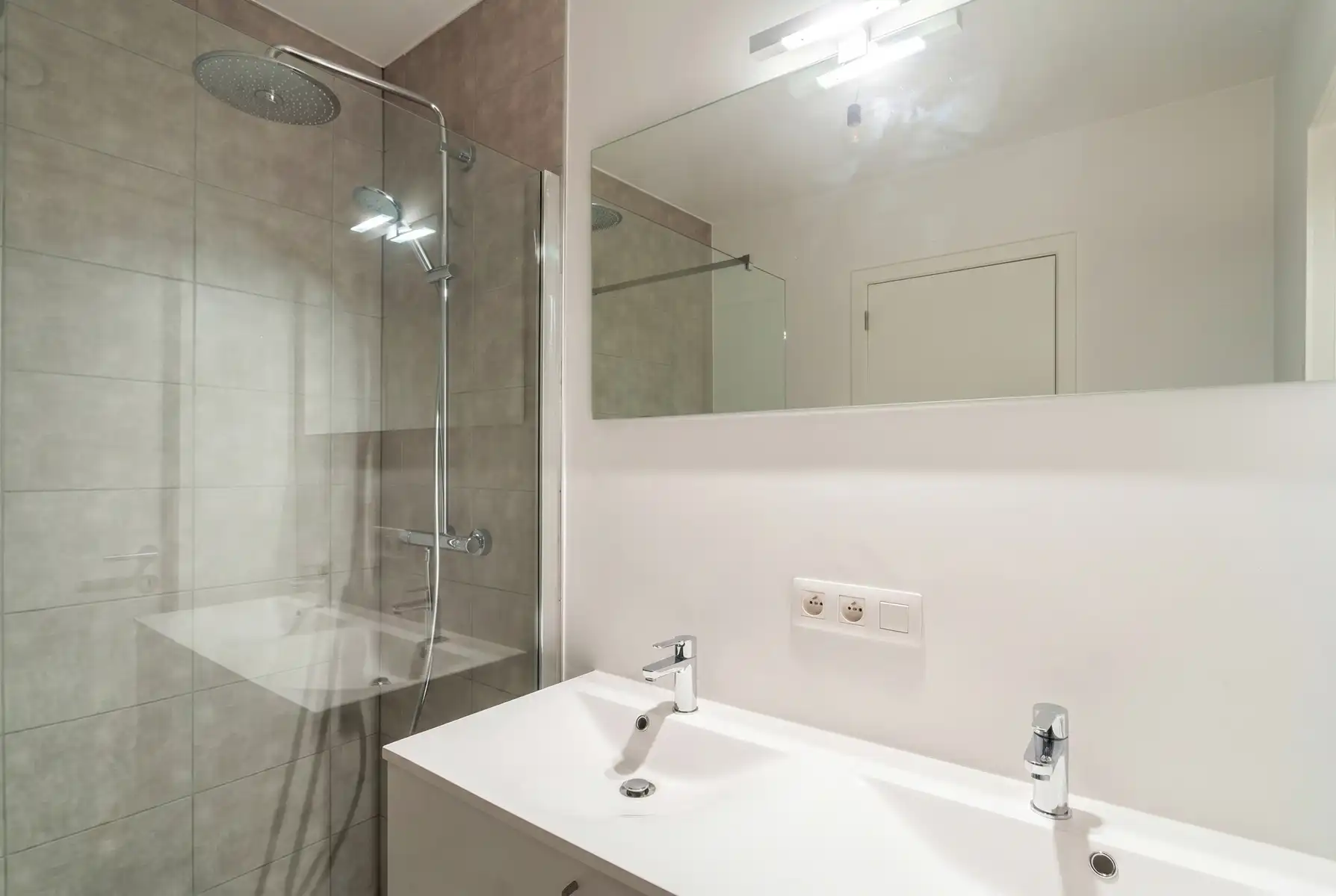 Modern 2-slaapkamerappartement met terras nabij het Eilandje foto 9