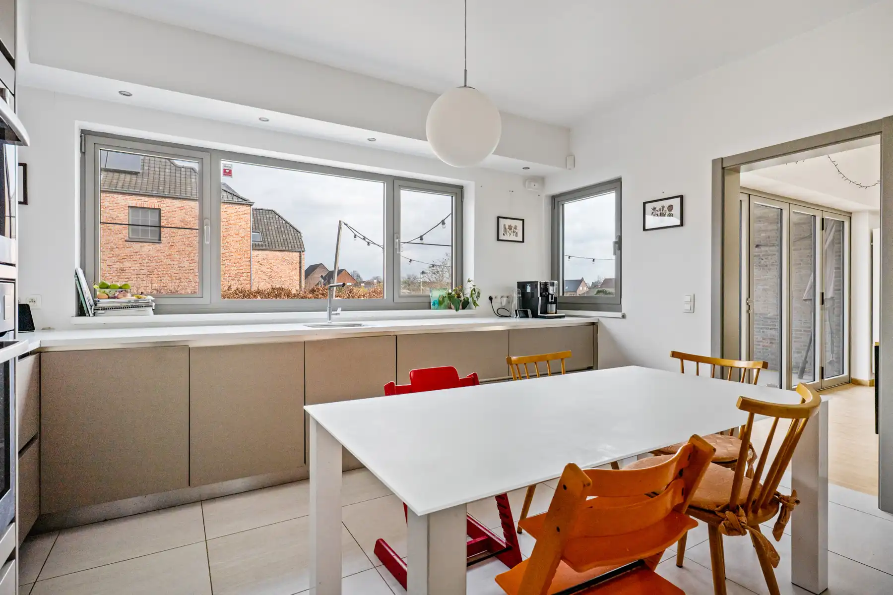 Villa met 5 slpk, 2 badkamers, ruime tuin, garage en kelder foto 12