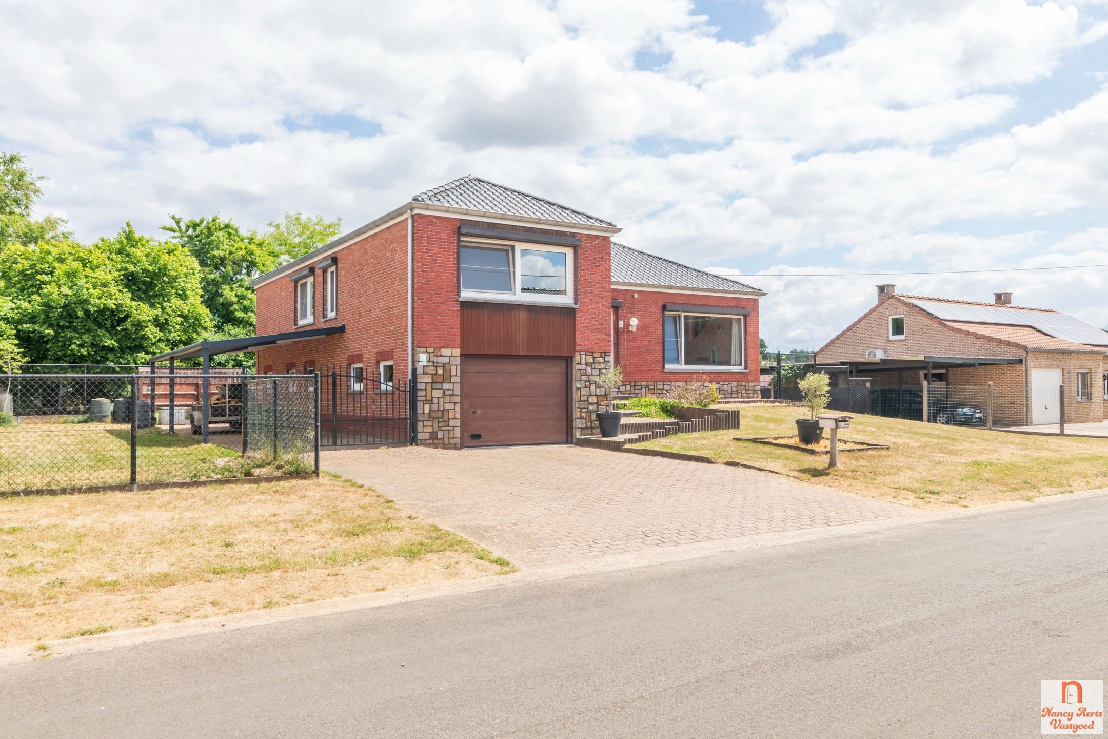 Split-level woning met veel ruimte en potentieel foto 2