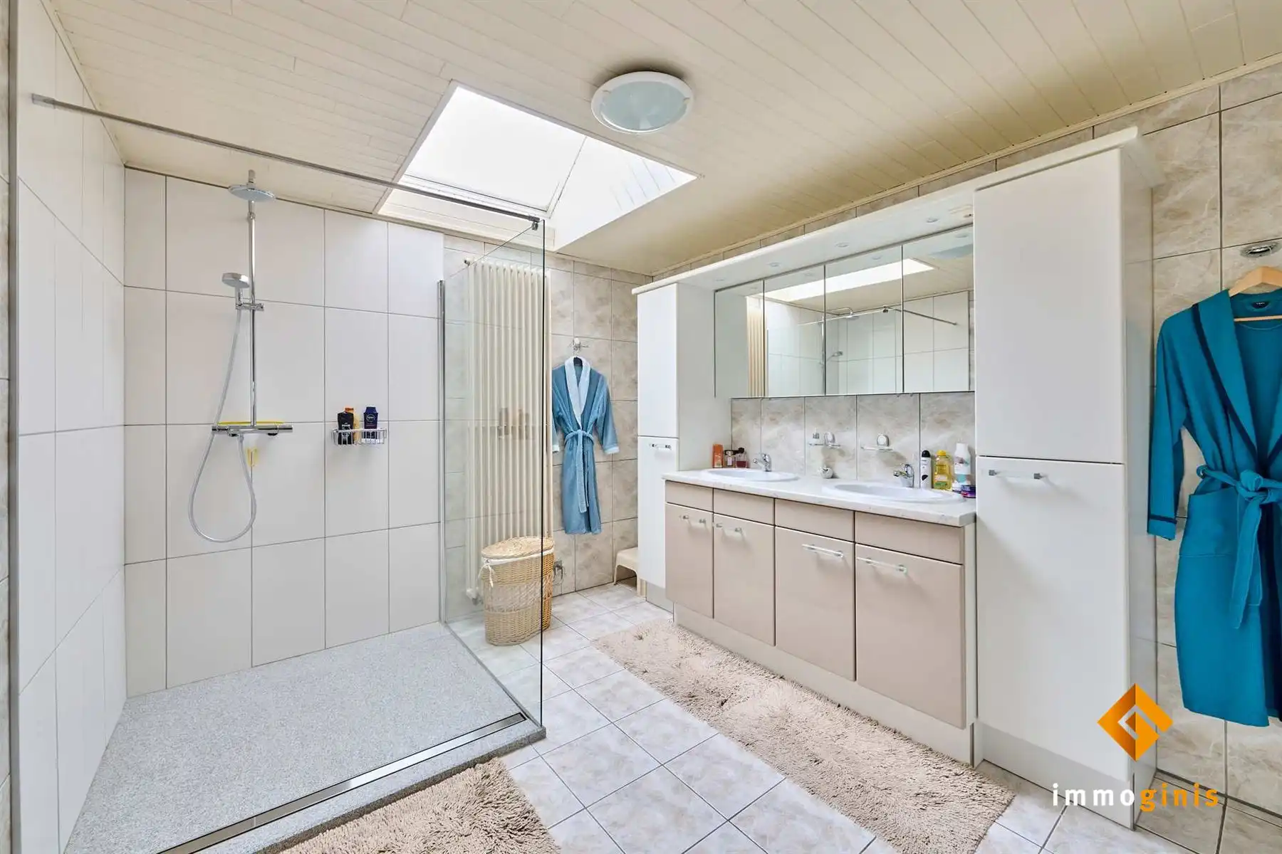 Zéér ruime woning met 3 à 4 slaapkamers, 2 badkamers en prachtige tuin in een rustige, kindvriendelijke buurt.  foto 18