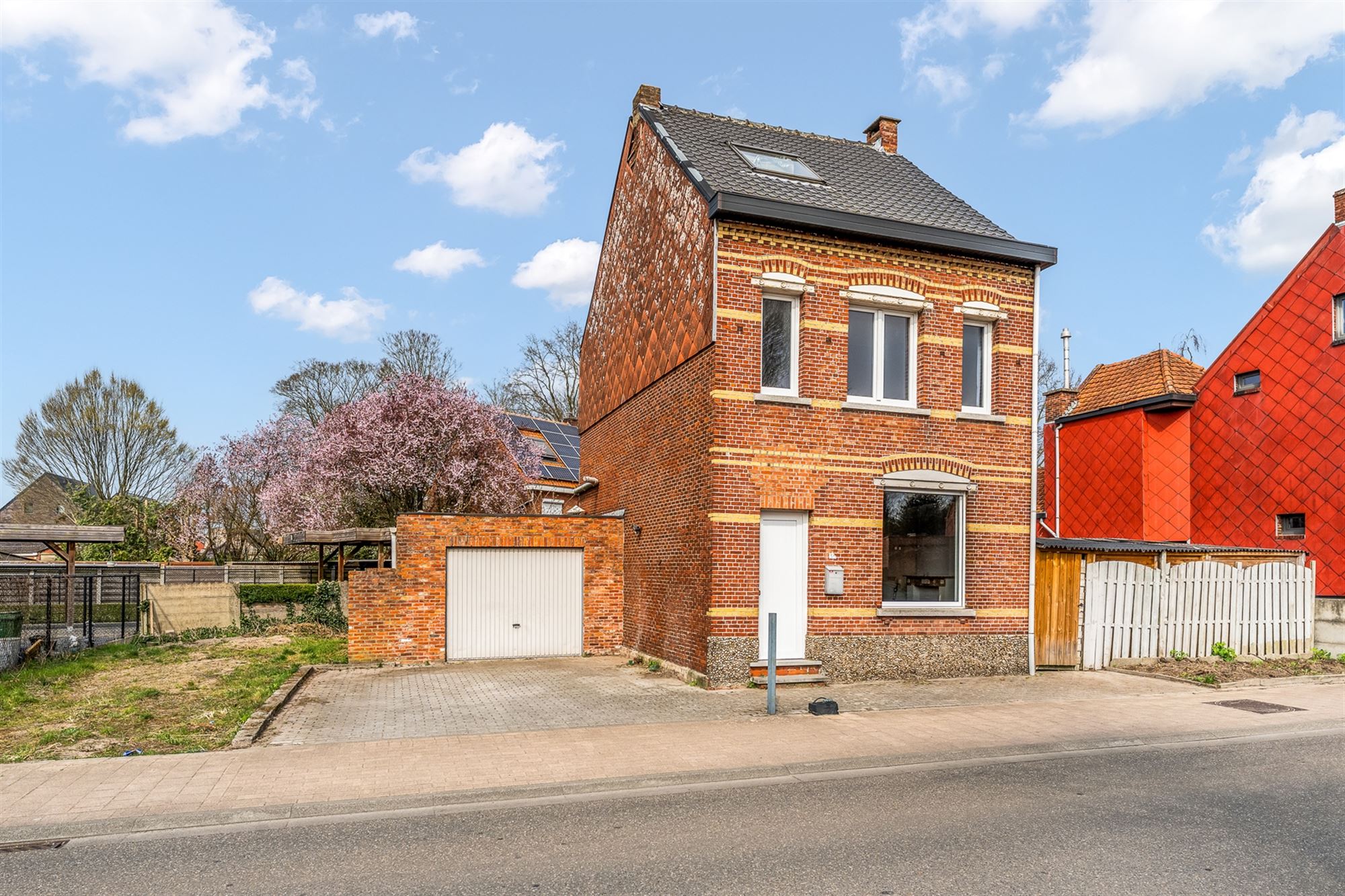 Hoofdfoto van de publicatie: DEELS GERENOVEERDE WONING OP CENTRALE LIGGING