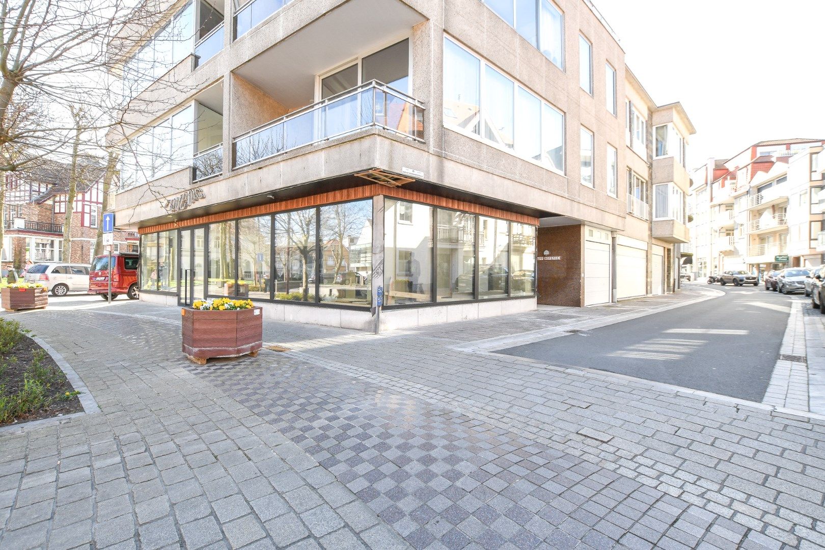 Te huur: volledig vernieuwd handelspand op toplocatie in De Haan foto {{pictureIndex}}
