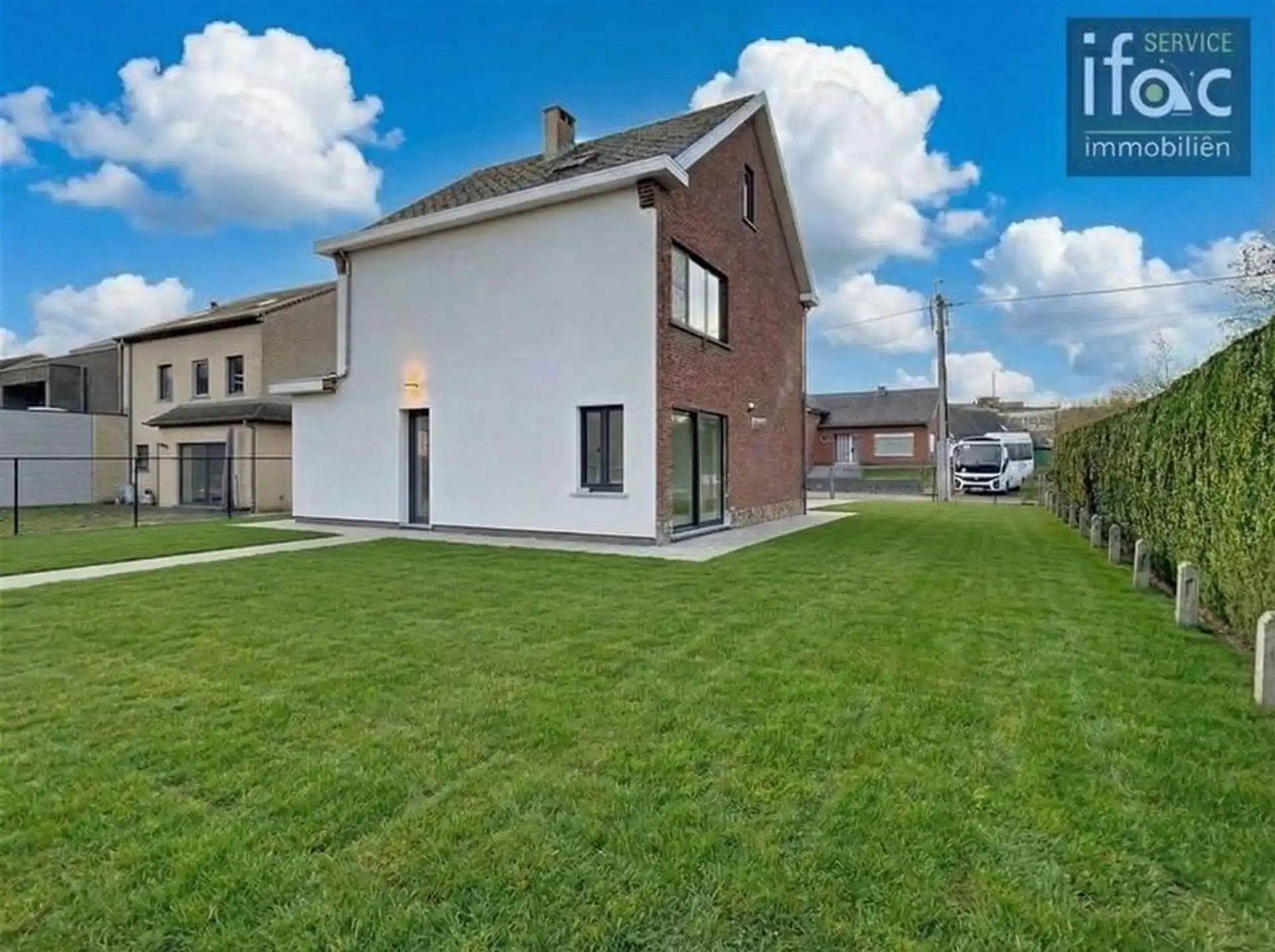 Volledig gerenoveerde woning met tuin, parking, 3slpks, badk foto 2
