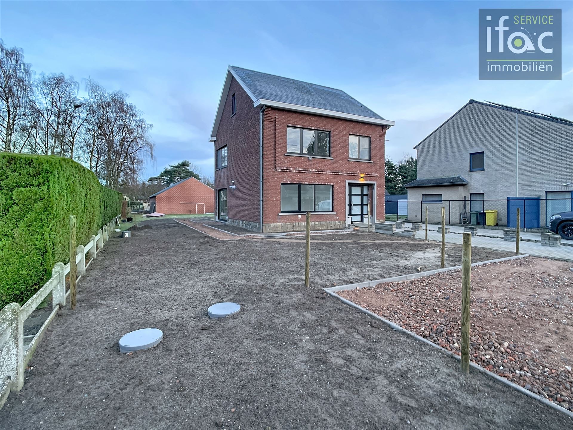 Volledig gerenoveerde woning met tuin, parking, 3slpks, badk foto 2