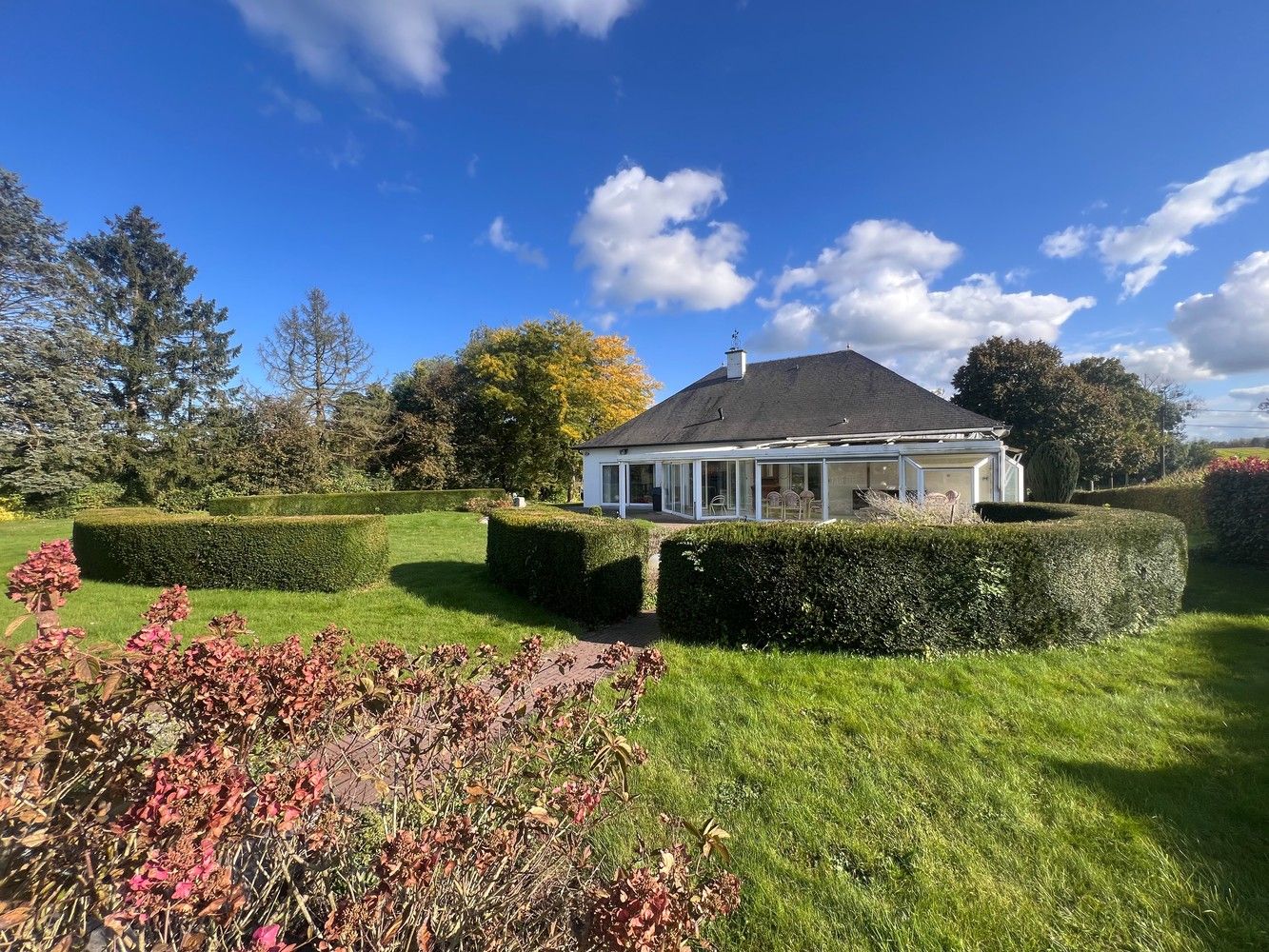 Klassevolle villa op een absolute zichtlocatie op een schitterend perceel met royale frontbreedte foto {{pictureIndex}}